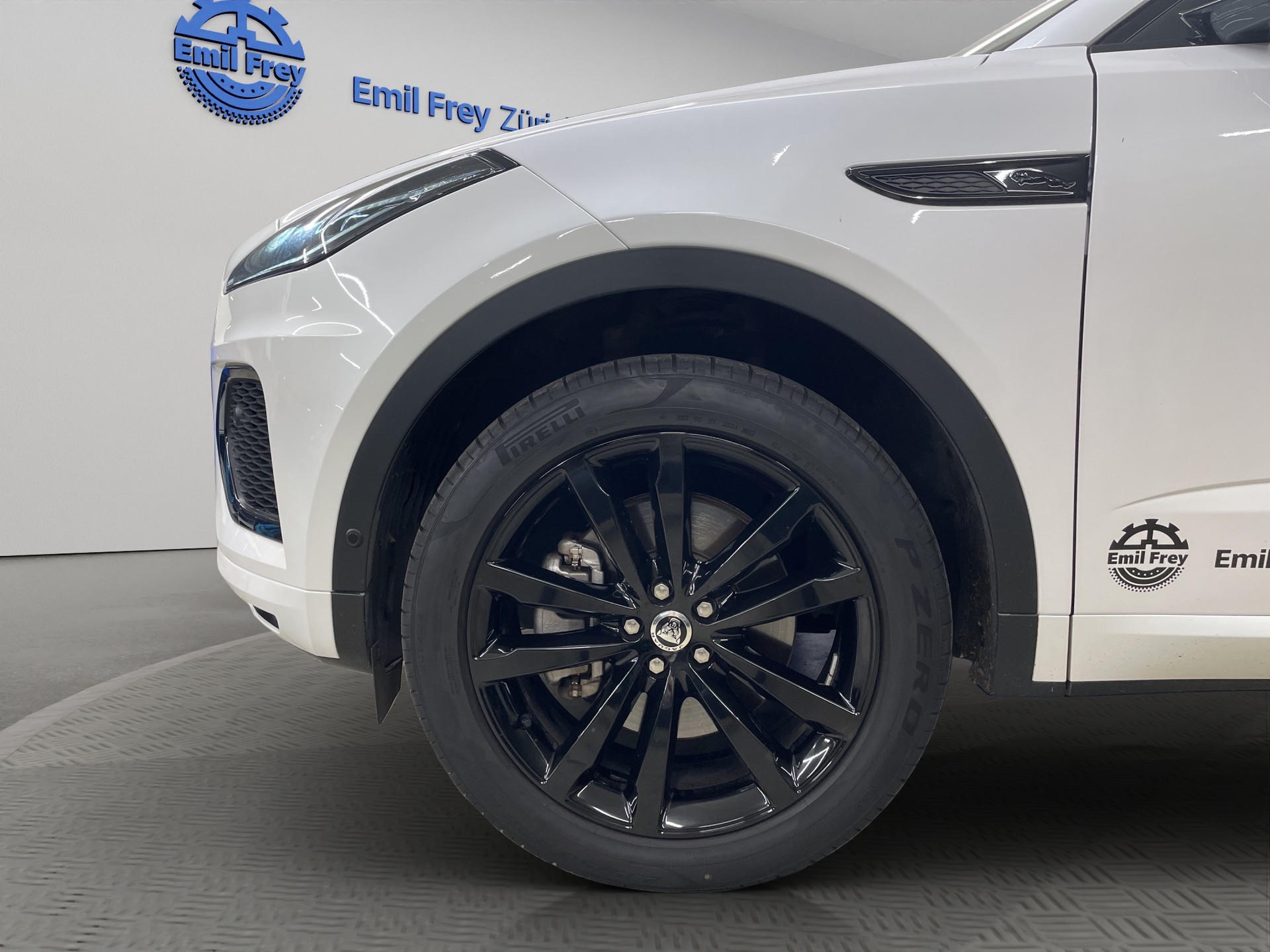 JAGUAR E-Pace 1.5 T 300e R-Dynamic SE AWD (Plug-in Hybrid)-image-11