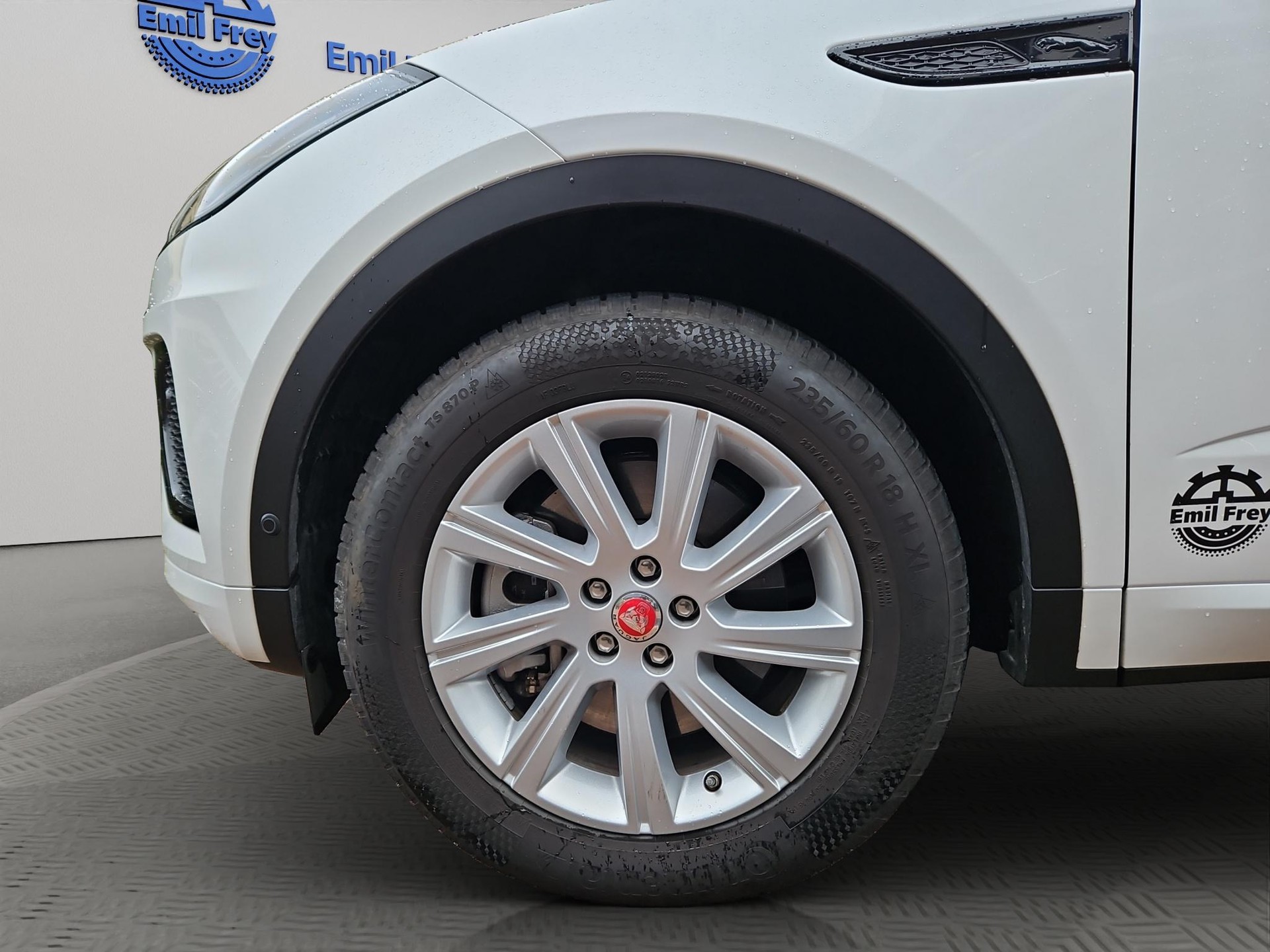 JAGUAR E-Pace 1.5 T 300e R-Dynamic SE AWD (Plug-in Hybrid)-image-12
