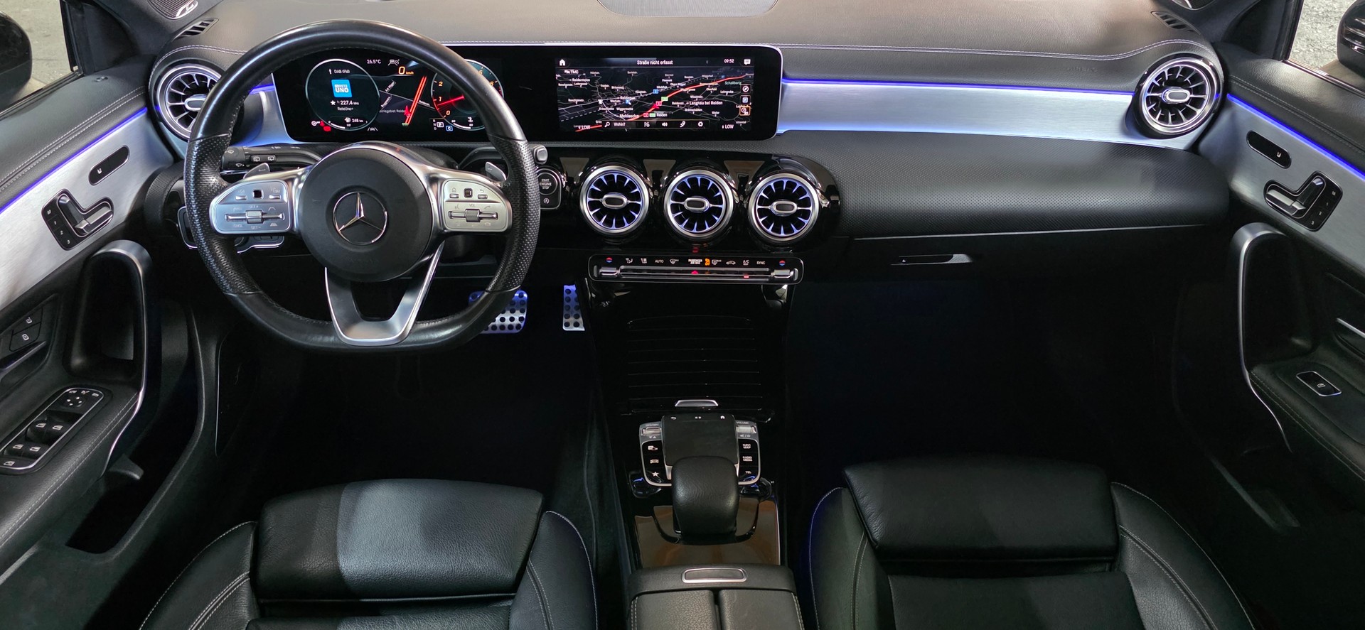 MERCEDES-BENZ A 250 4Matic AMG Line 4Matic 7G-DCT *PANORAMADACH*CH FAHRZEUG*360°Kamera*Ambiente*-image-11
