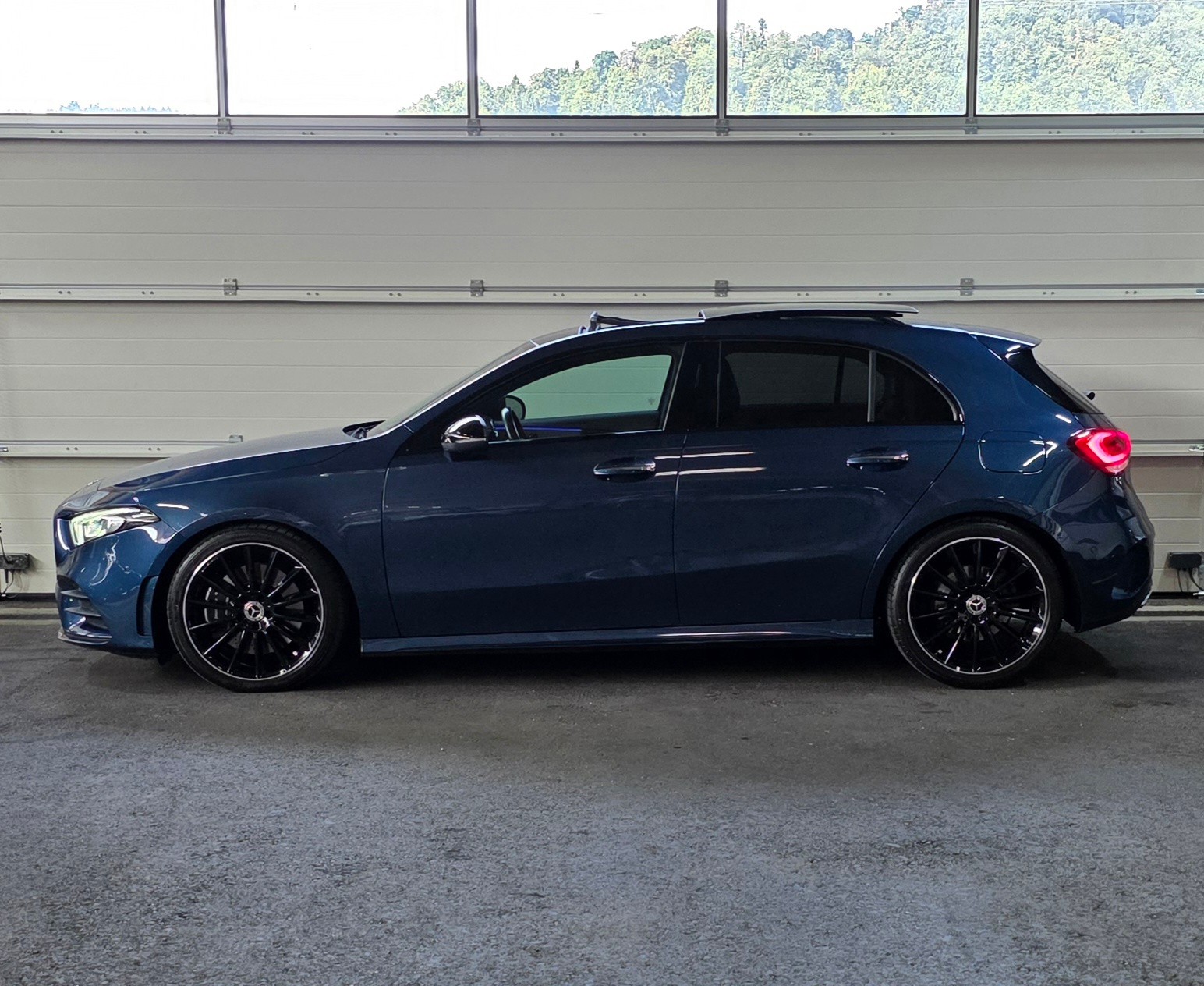 MERCEDES-BENZ A 250 4Matic AMG Line 4Matic 7G-DCT *PANORAMADACH*CH FAHRZEUG*360°Kamera*Ambiente*-showroom-element-1