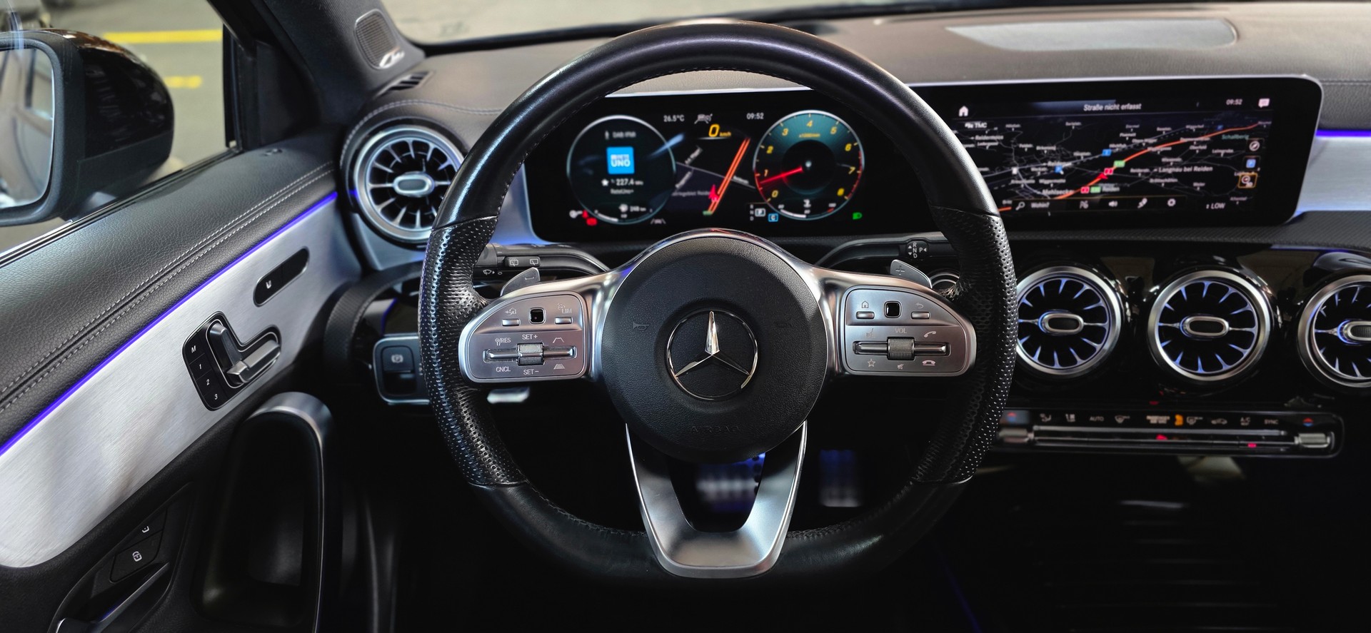 MERCEDES-BENZ A 250 4Matic AMG Line 4Matic 7G-DCT *PANORAMADACH*CH FAHRZEUG*360°Kamera*Ambiente*-image-12