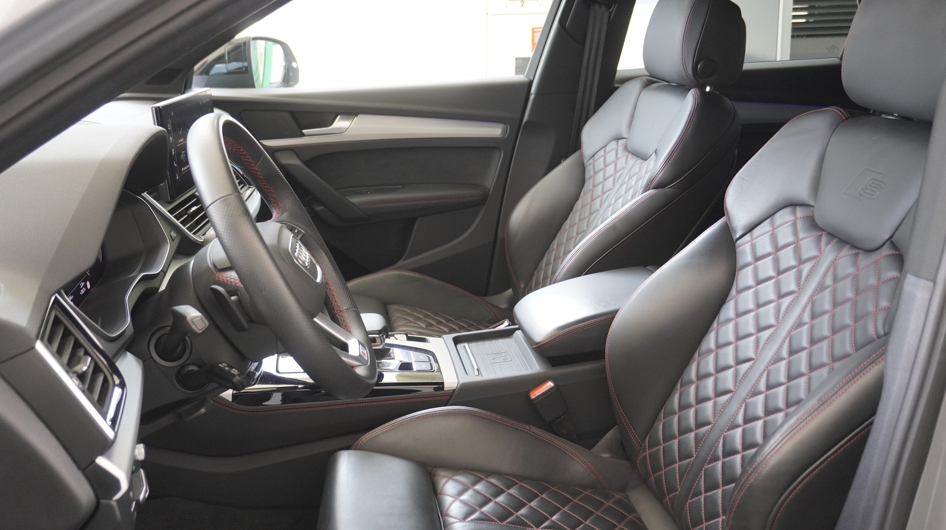 AUDI Q5 Sportback 55 TFSI e PHEV Black Edition quattro S-tronic-showroom-element-3