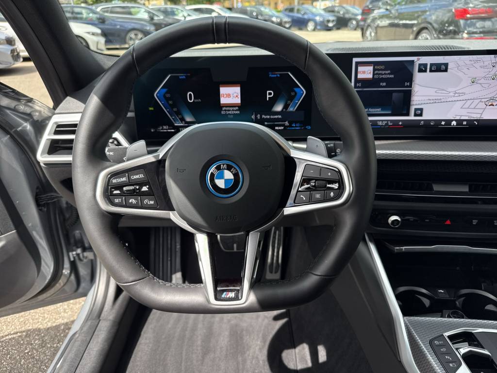 BMW 330e x DriveTouring Steptronic M Sport-image-12
