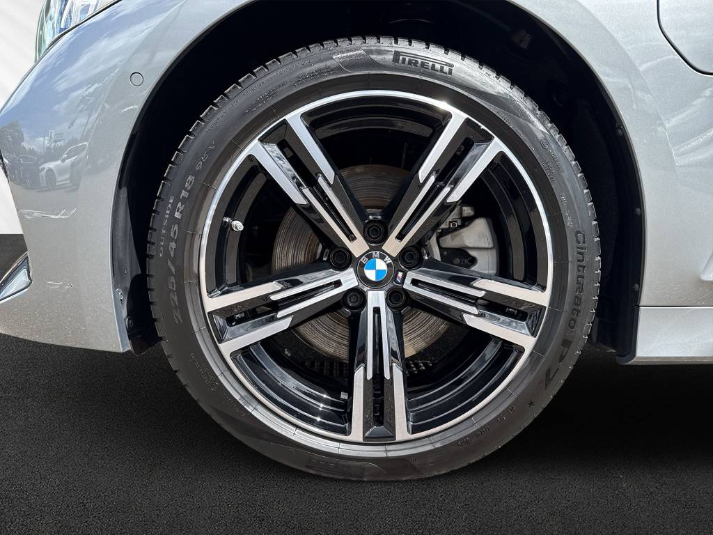 BMW 330e x DriveTouring Steptronic M Sport-image-9