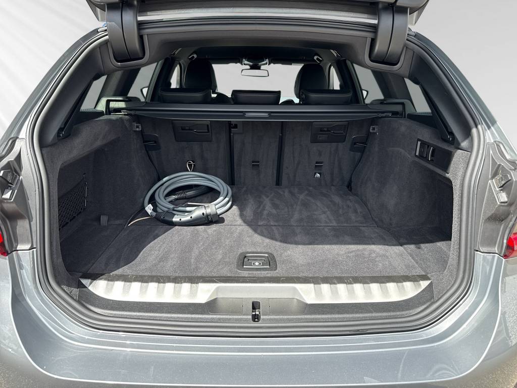 BMW 330e x DriveTouring Steptronic M Sport-image-8
