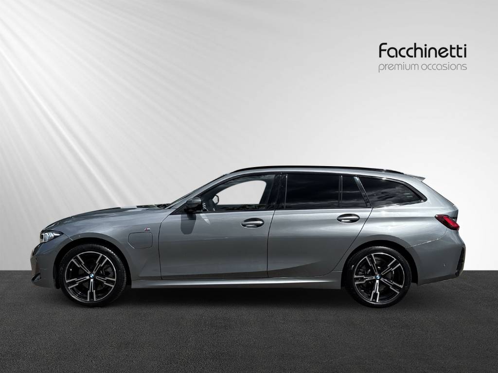 BMW 330e x DriveTouring Steptronic M Sport-showroom-element-2