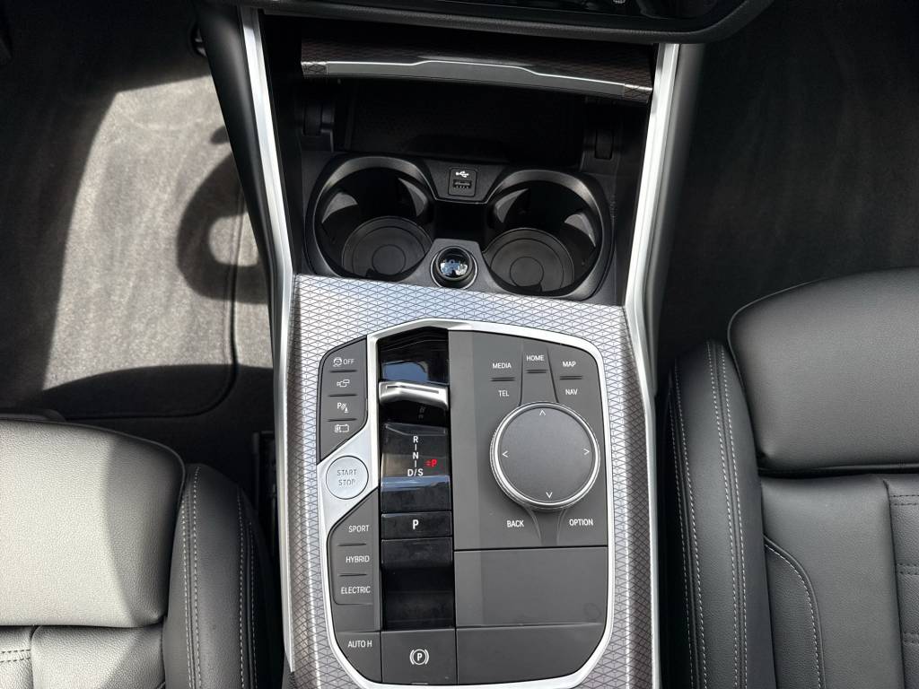 BMW 330e x DriveTouring Steptronic M Sport-image-13