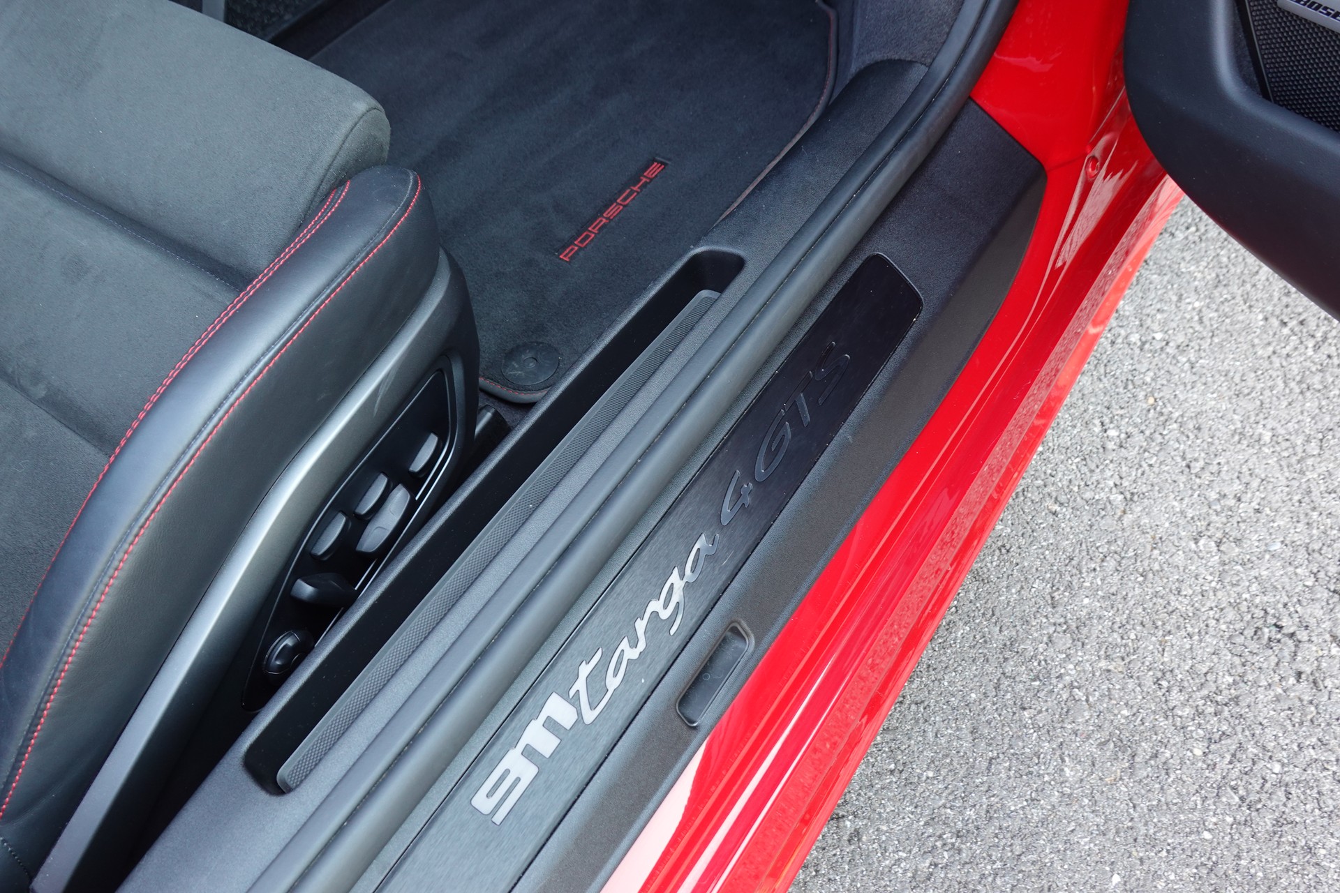 PORSCHE 911 Targa 4 GTS PDK - "1ère Main * Porsche Approved * Son BOSE * Toutes Roues Direct. * Sièges Sport 18 Posit avec Mémoire"-image-10