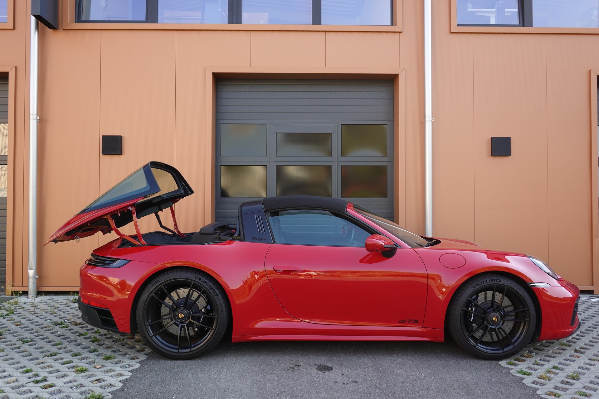 PORSCHE 911 Targa 4 GTS PDK - "1ère Main * Porsche Approved * Son BOSE * Toutes Roues Direct. * Sièges Sport 18 Posit avec Mémoire"-image-4