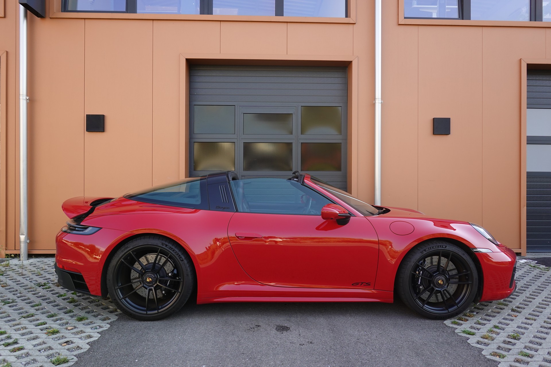 PORSCHE 911 Targa 4 GTS PDK - "1ère Main * Porsche Approved * Son BOSE * Toutes Roues Direct. * Sièges Sport 18 Posit avec Mémoire"-showroom-element-3