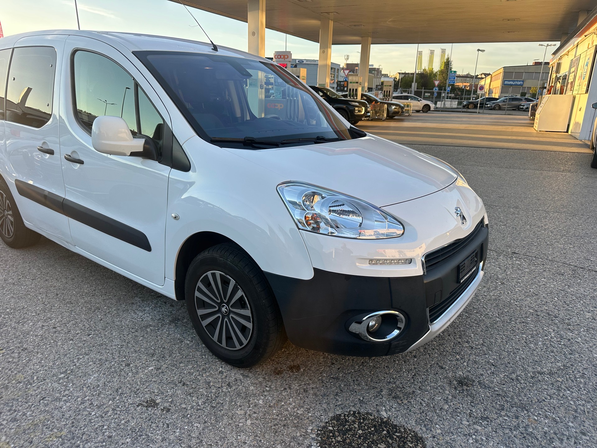 PEUGEOT Partner 1.6 e-HDI Family-image-12