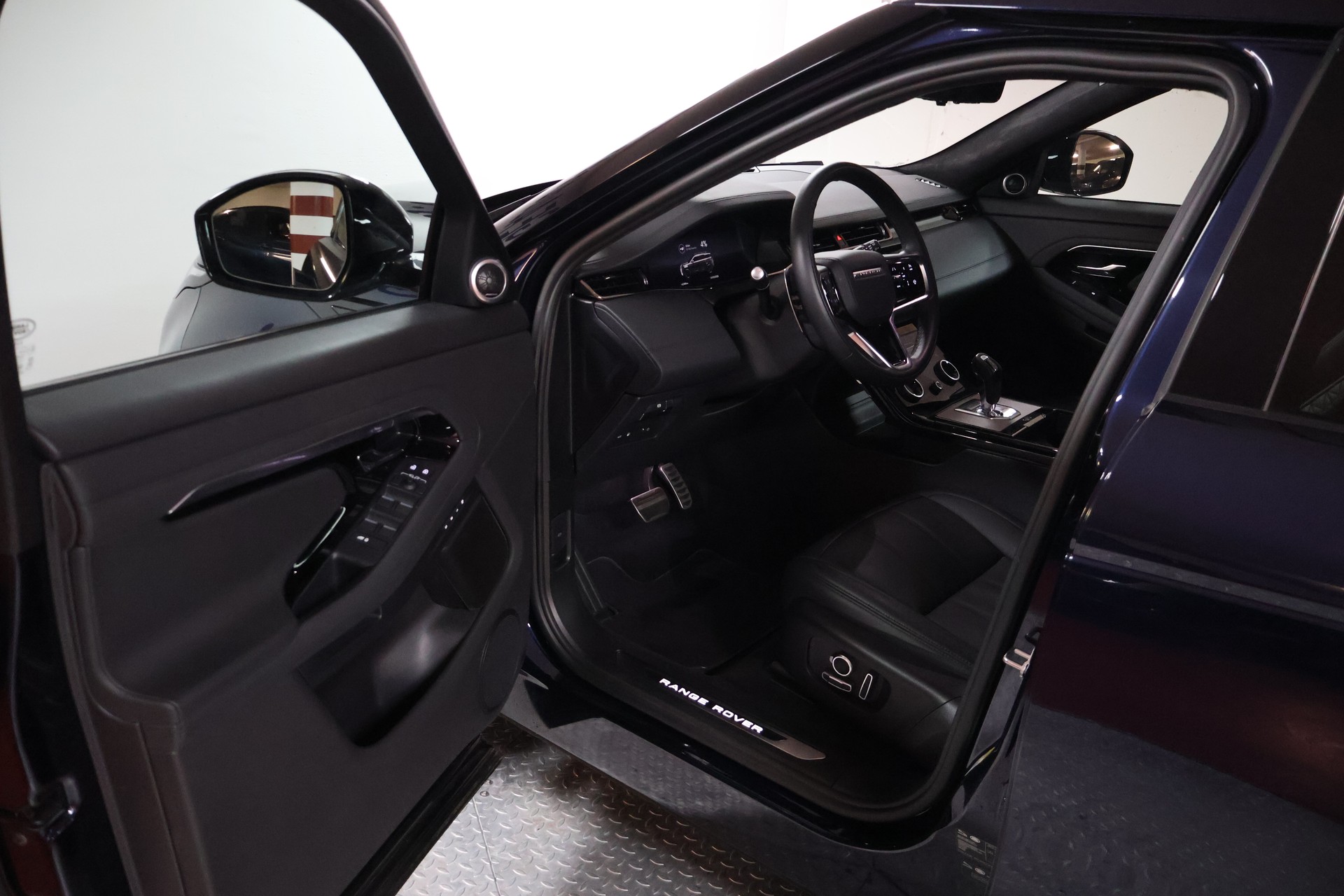 LAND ROVER Range Rover Evoque R-Dynamic P 300e AB AT8-image-6