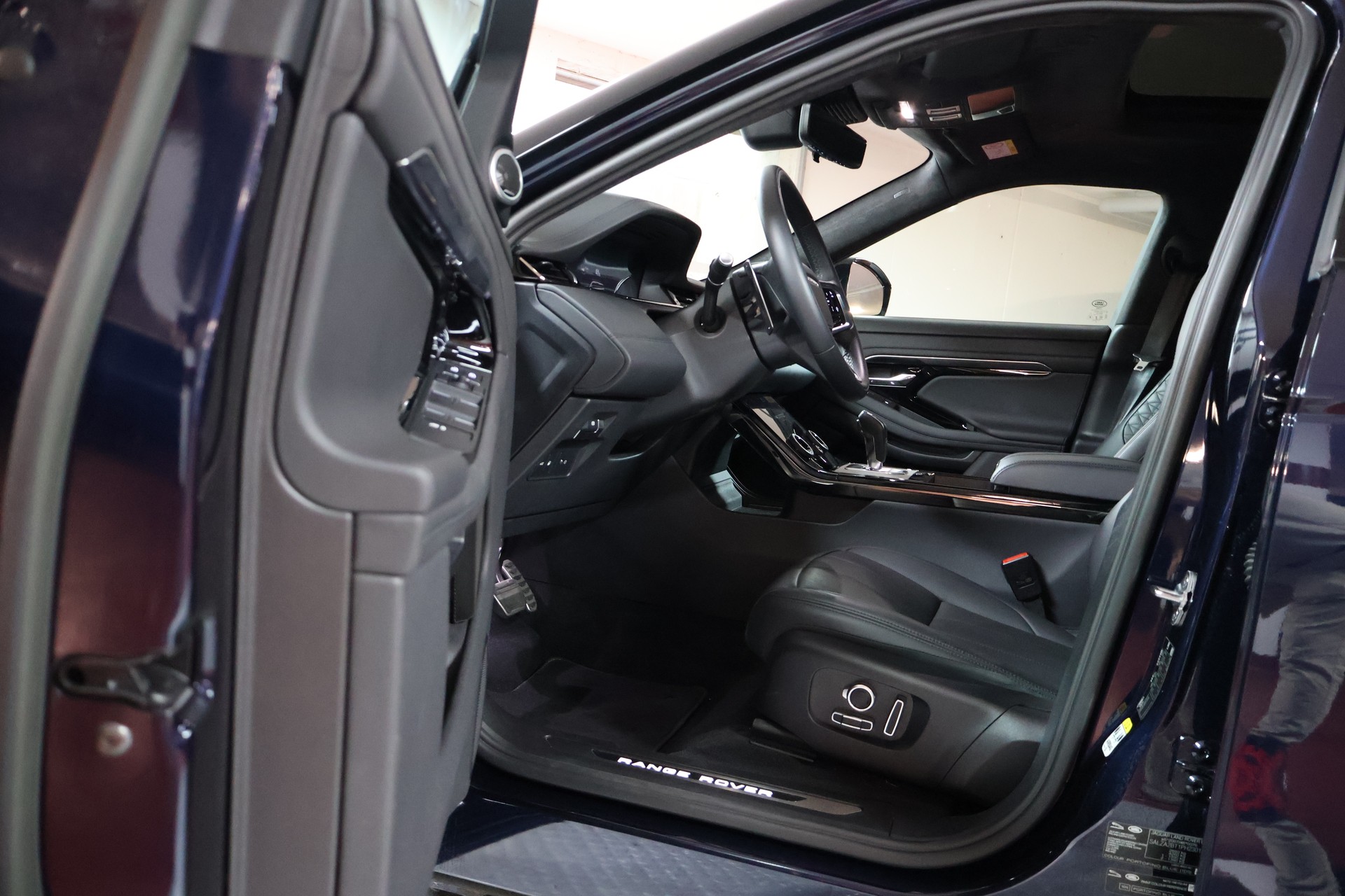 LAND ROVER Range Rover Evoque R-Dynamic P 300e AB AT8-image-8