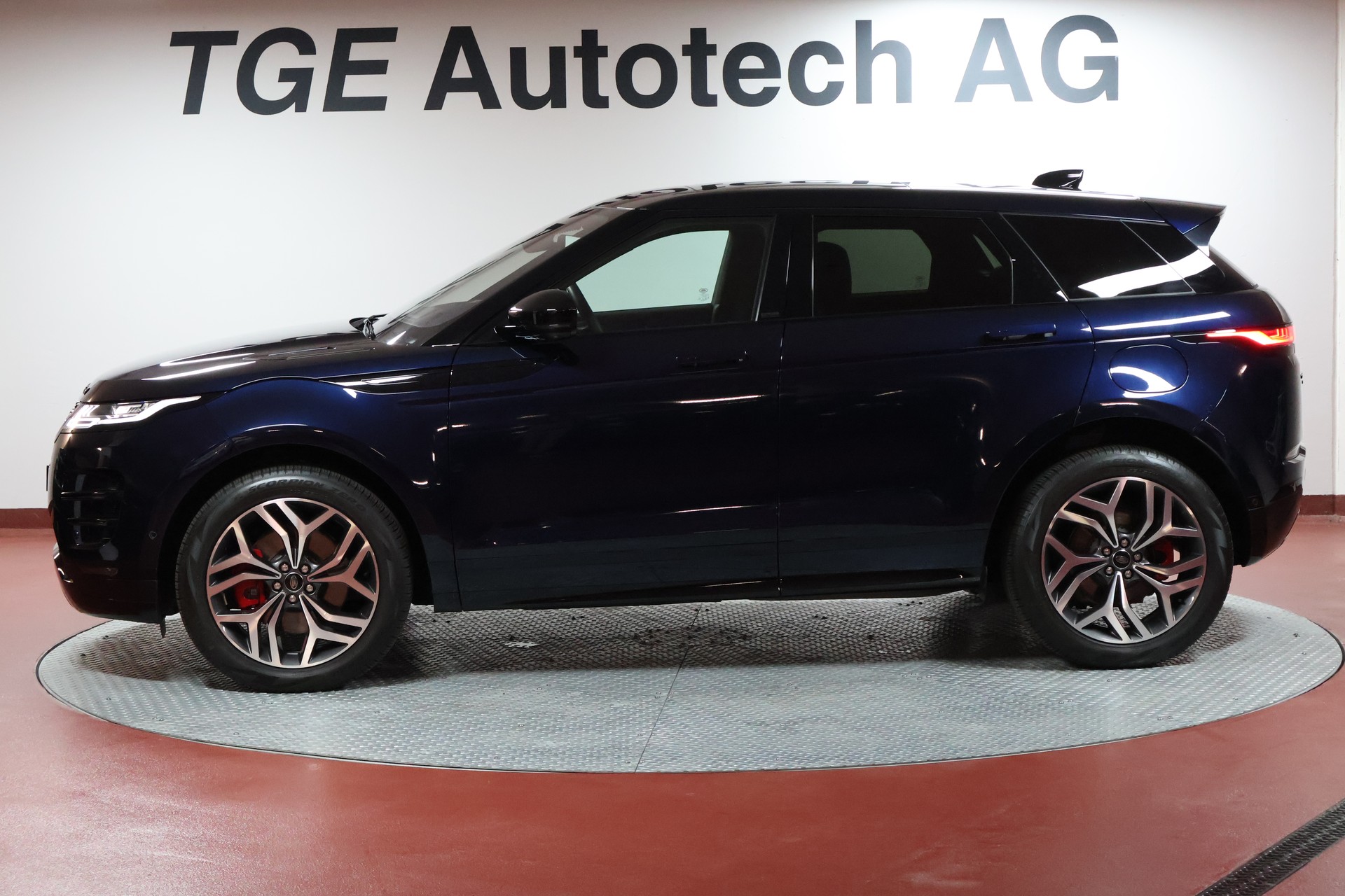 LAND ROVER Range Rover Evoque R-Dynamic P 300e AB AT8-showroom-element-3