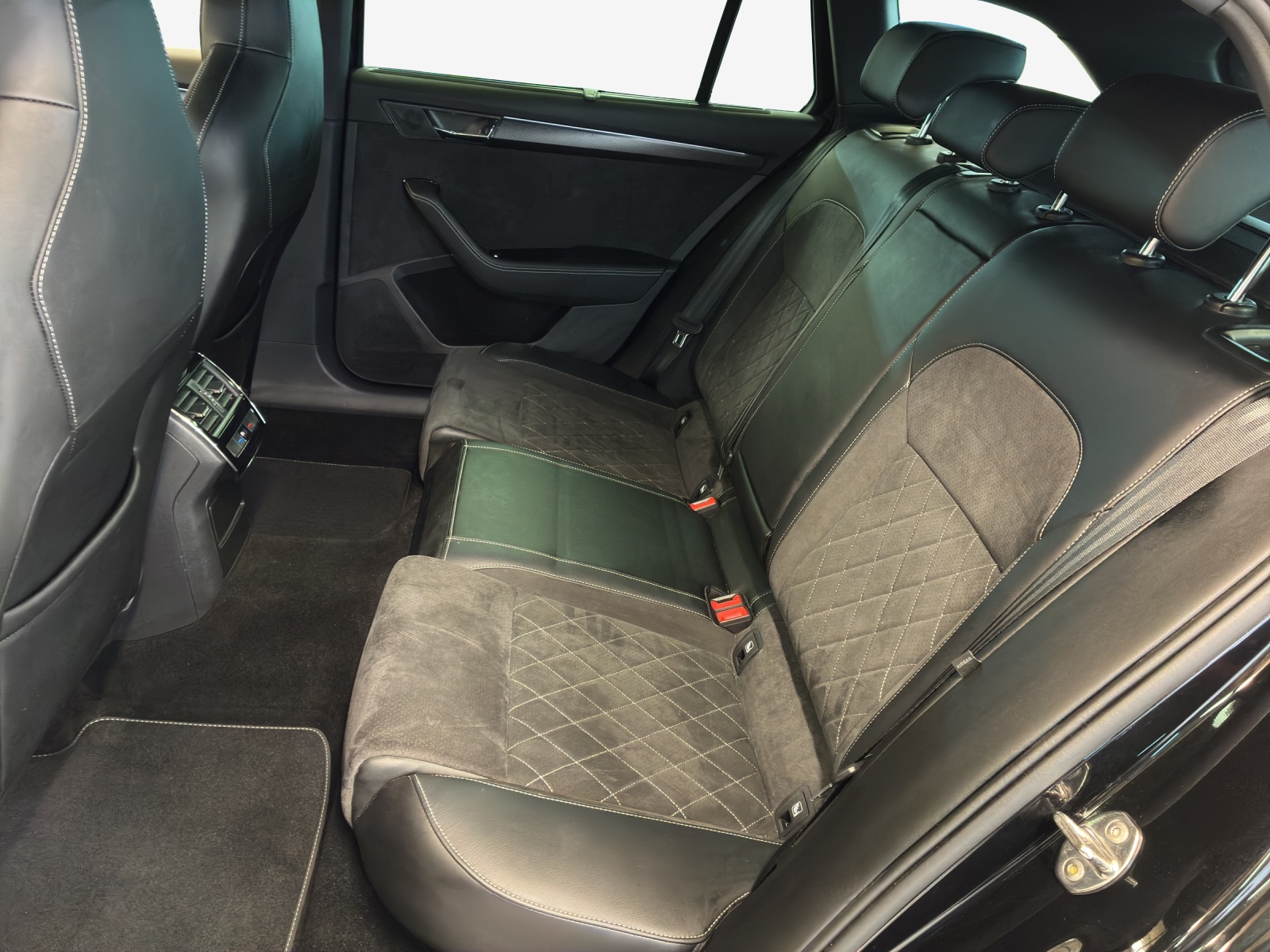 SKODA Superb Combi 2.0 TDi SportLine Light 4x4 DSG-image-11