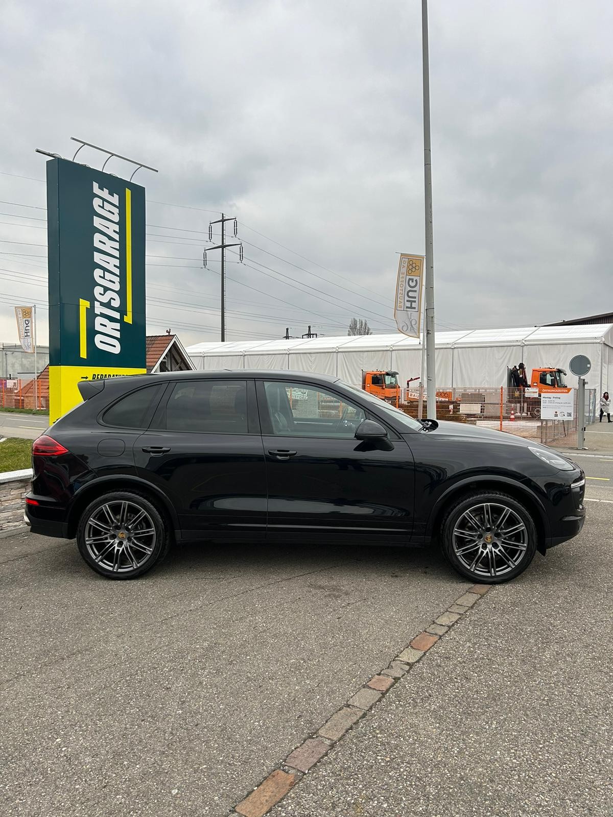 PORSCHE Cayenne Diesel Platinum Edition-showroom-element-1