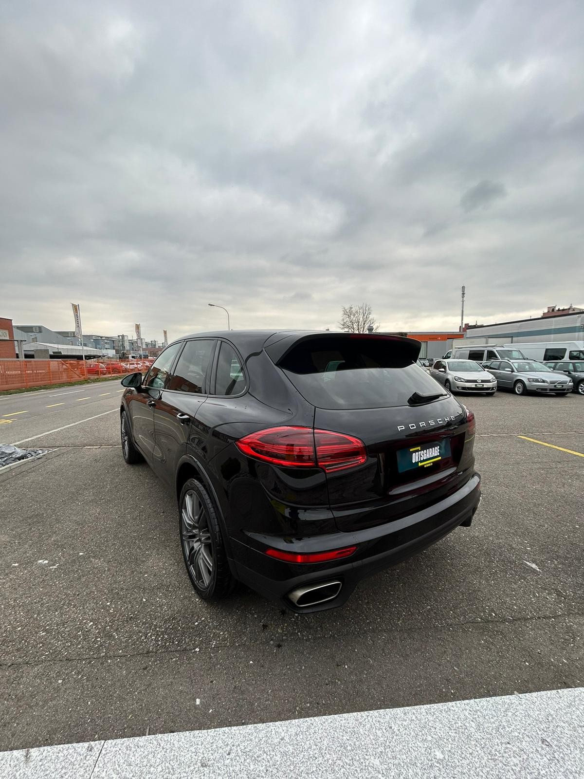 PORSCHE Cayenne Diesel Platinum Edition-showroom-element-3