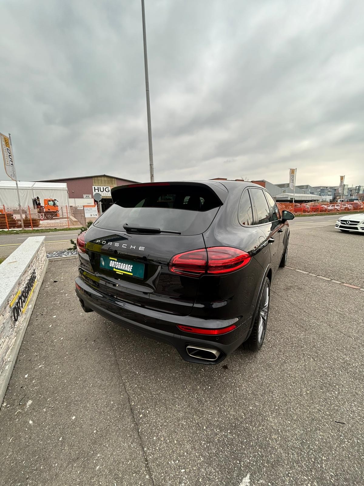 PORSCHE Cayenne Diesel Platinum Edition-showroom-element-2