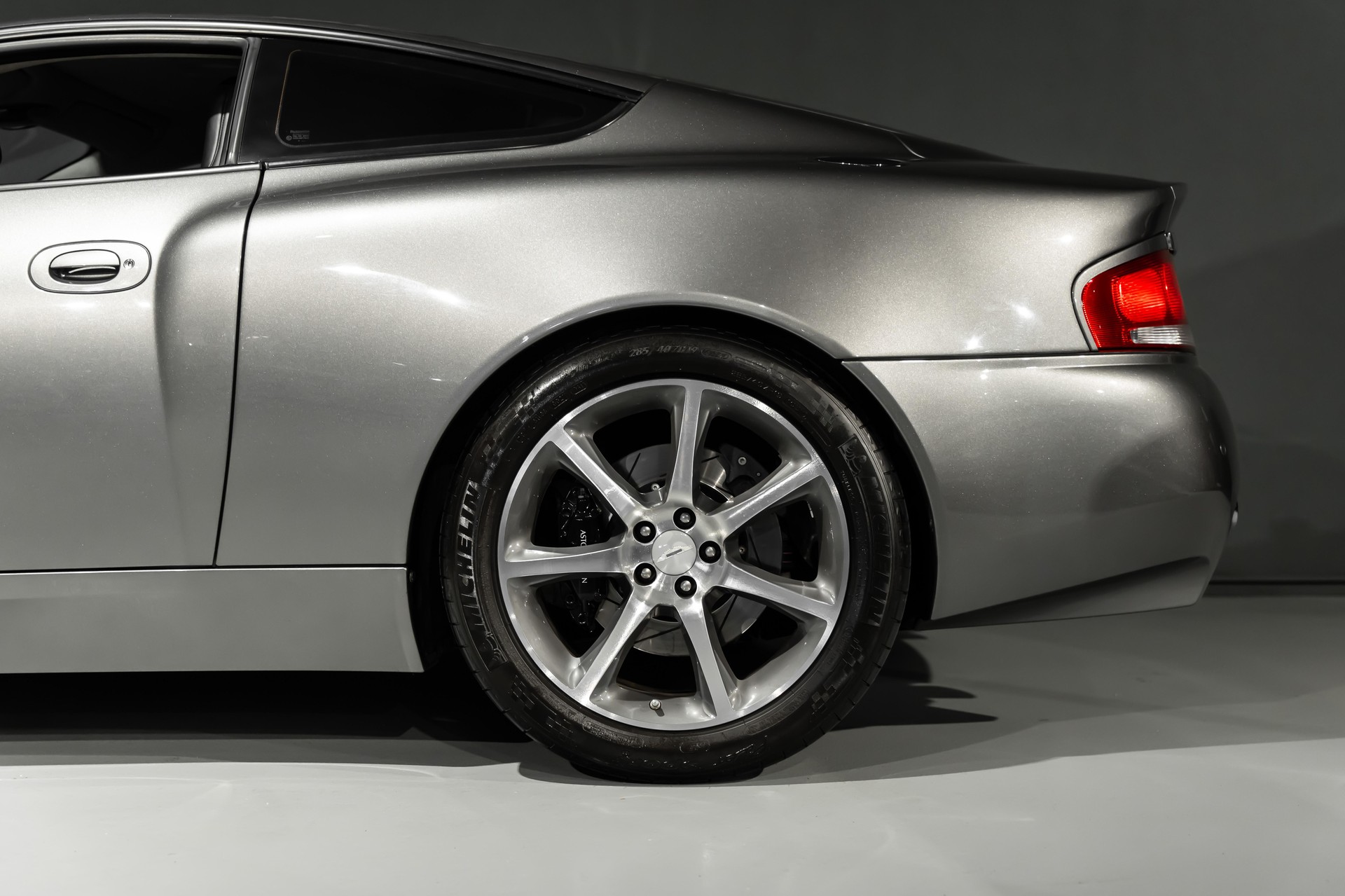 ASTON MARTIN Vanquish 6.0 V12-showroom-element-2