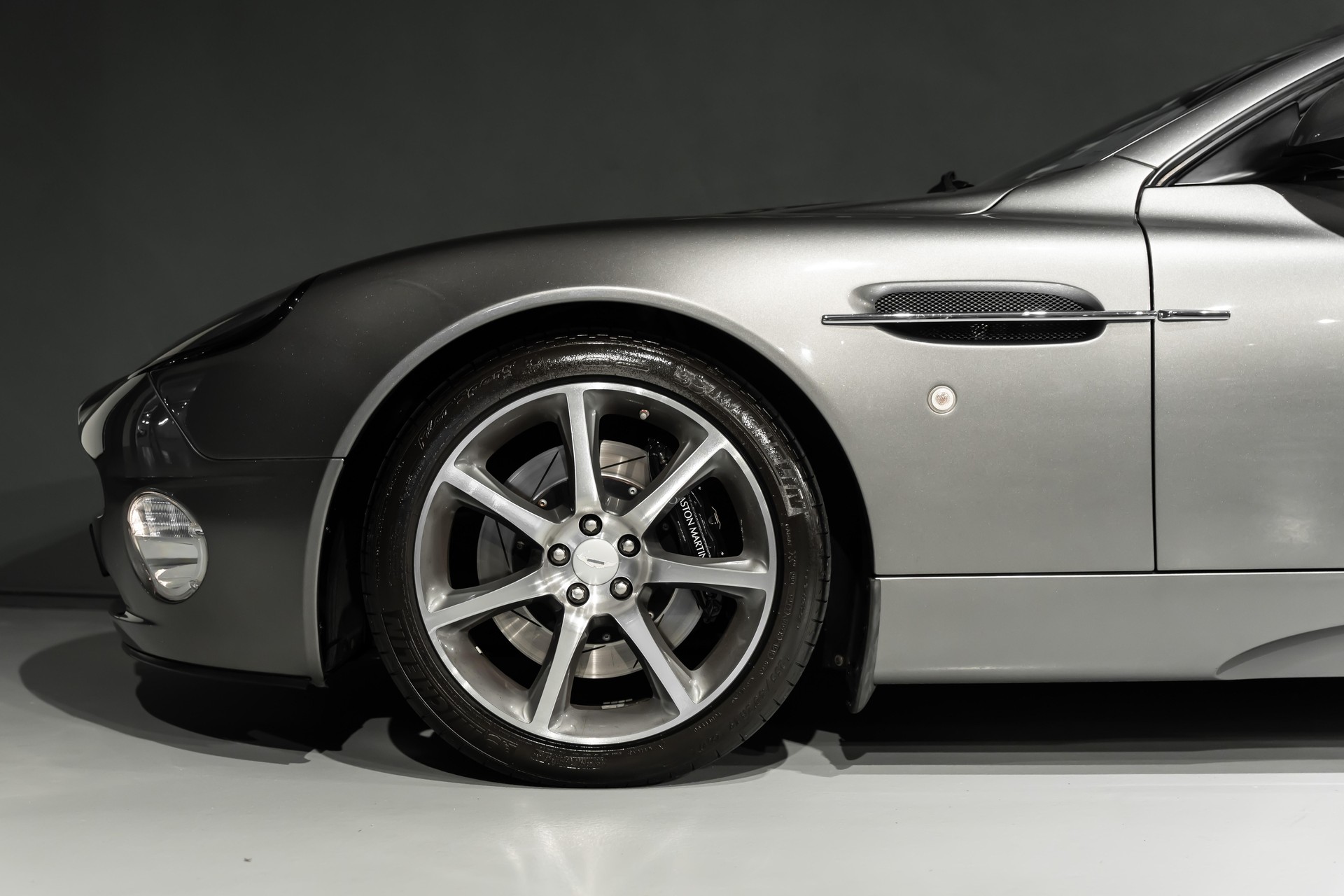 ASTON MARTIN Vanquish 6.0 V12-showroom-element-3