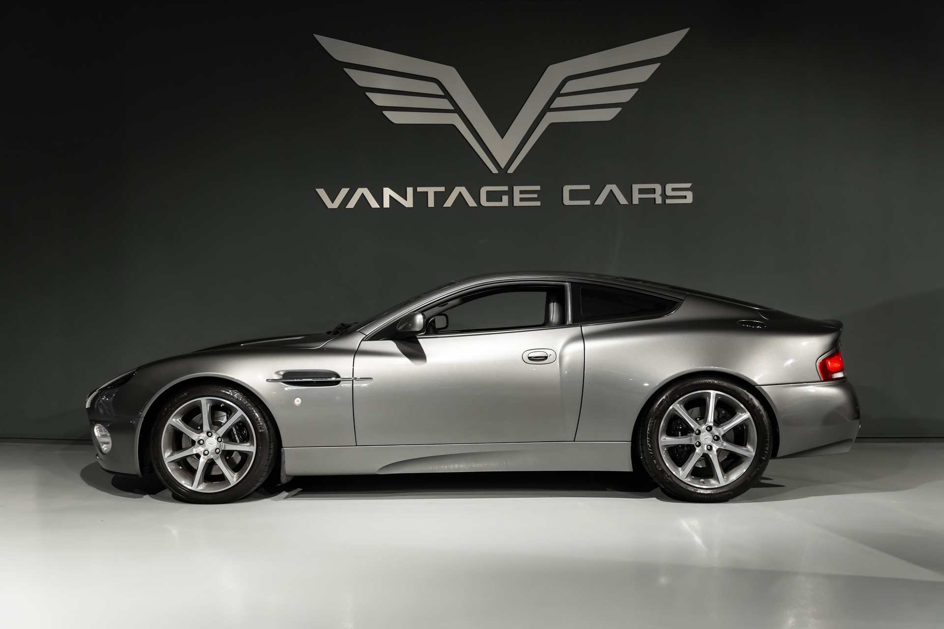 ASTON MARTIN Vanquish 6.0 V12-showroom-element-1
