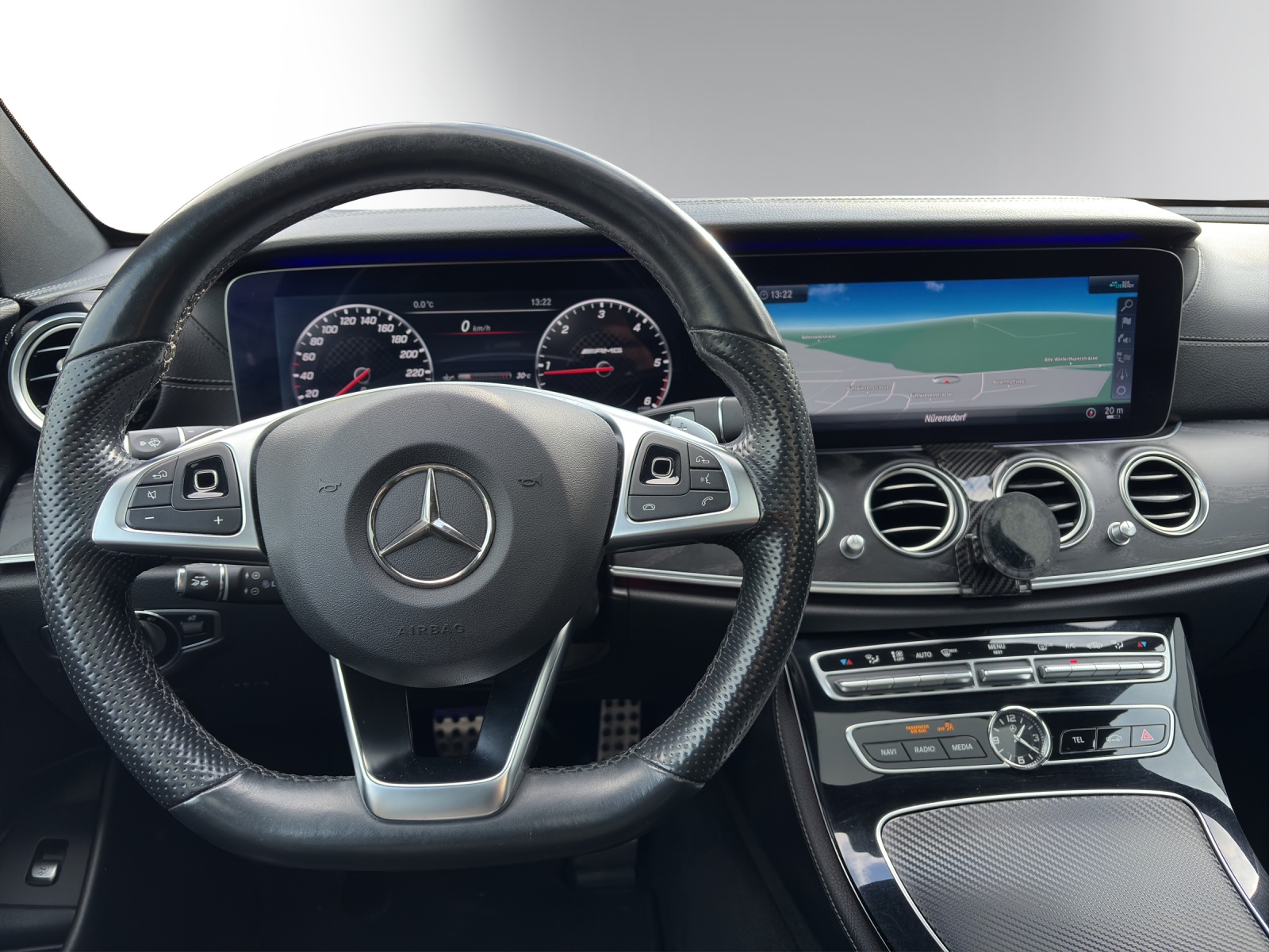 MERCEDES-BENZ E 220 d AMG Line 4Matic 9G-Tronic-image-13