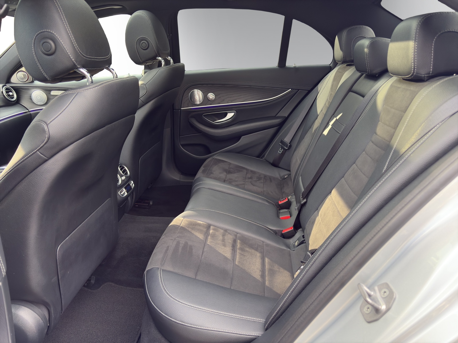 MERCEDES-BENZ E 220 d AMG Line 4Matic 9G-Tronic-image-9