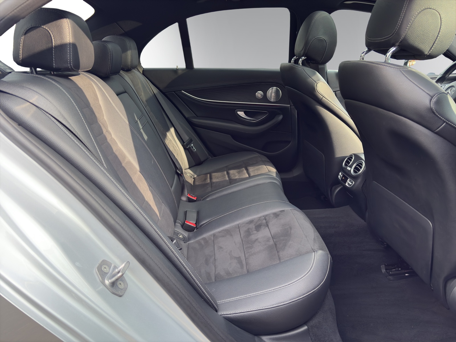 MERCEDES-BENZ E 220 d AMG Line 4Matic 9G-Tronic-image-10