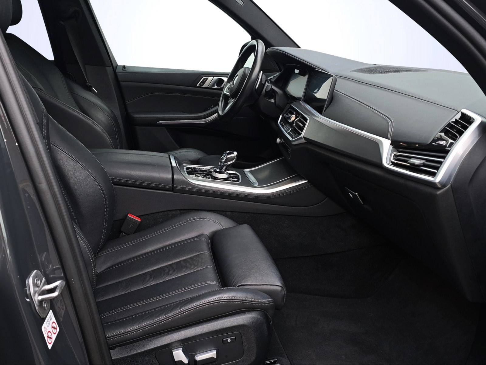 BMW X5 xDrive M50i Steptronic-image-12
