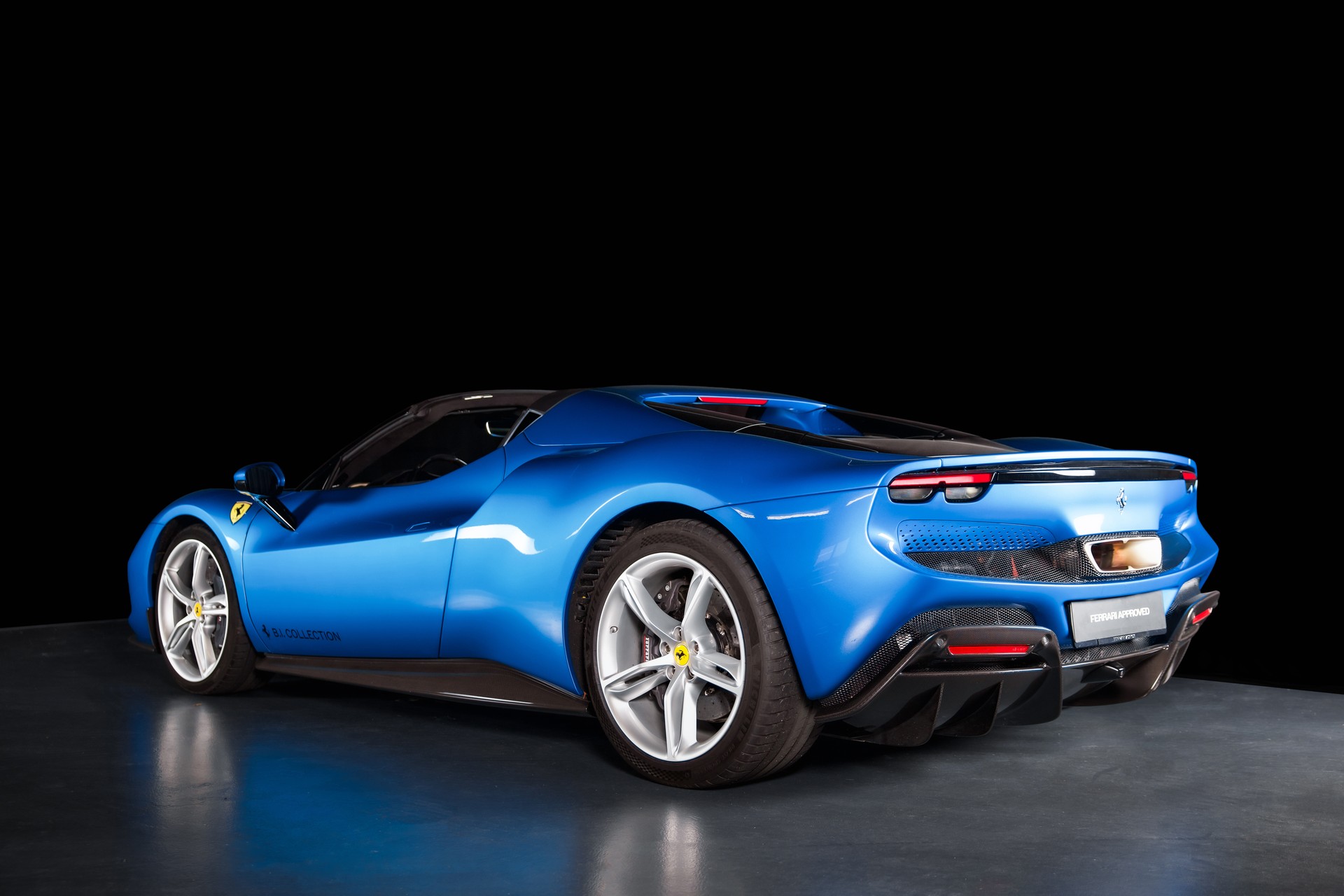 FERRARI 296 GTS-showroom-element-3