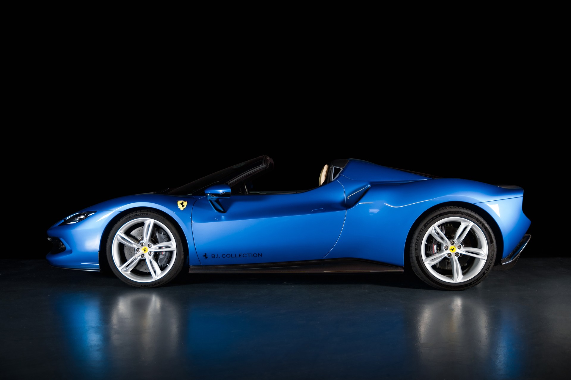 FERRARI 296 GTS-showroom-element-2