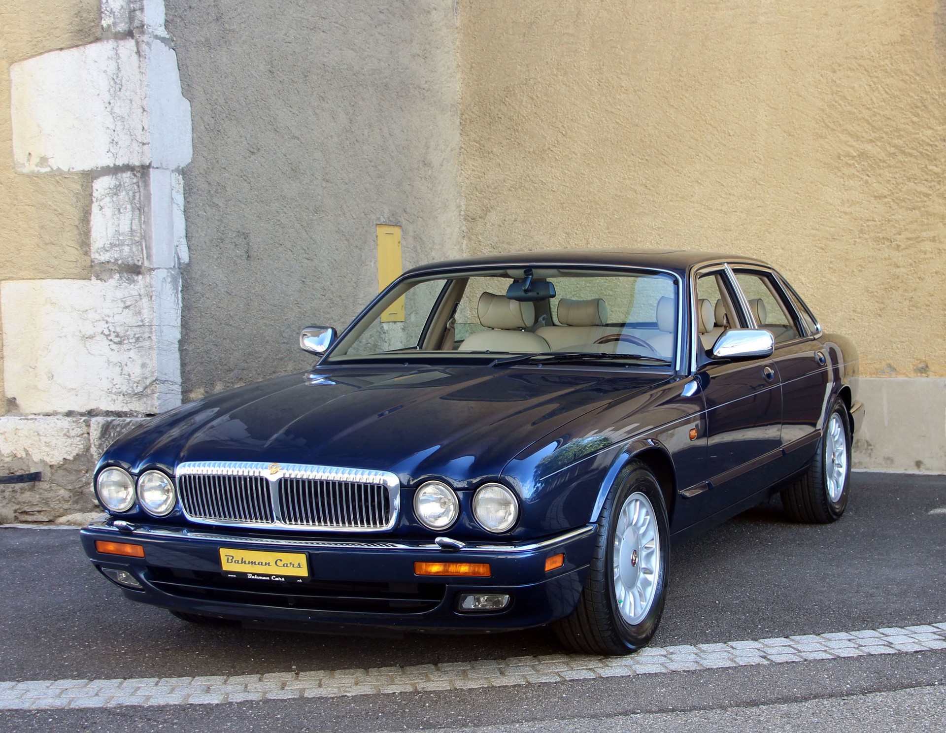 DAIMLER 6.0 Double Six-showroom-element-2