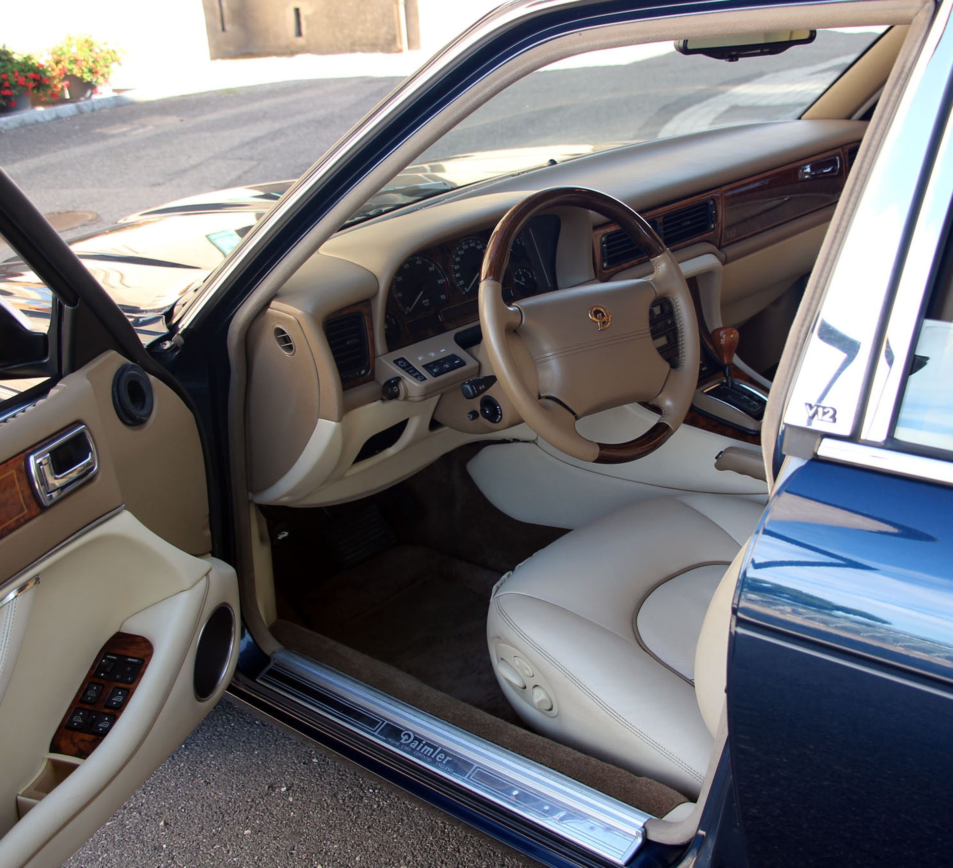 DAIMLER 6.0 Double Six-image-6