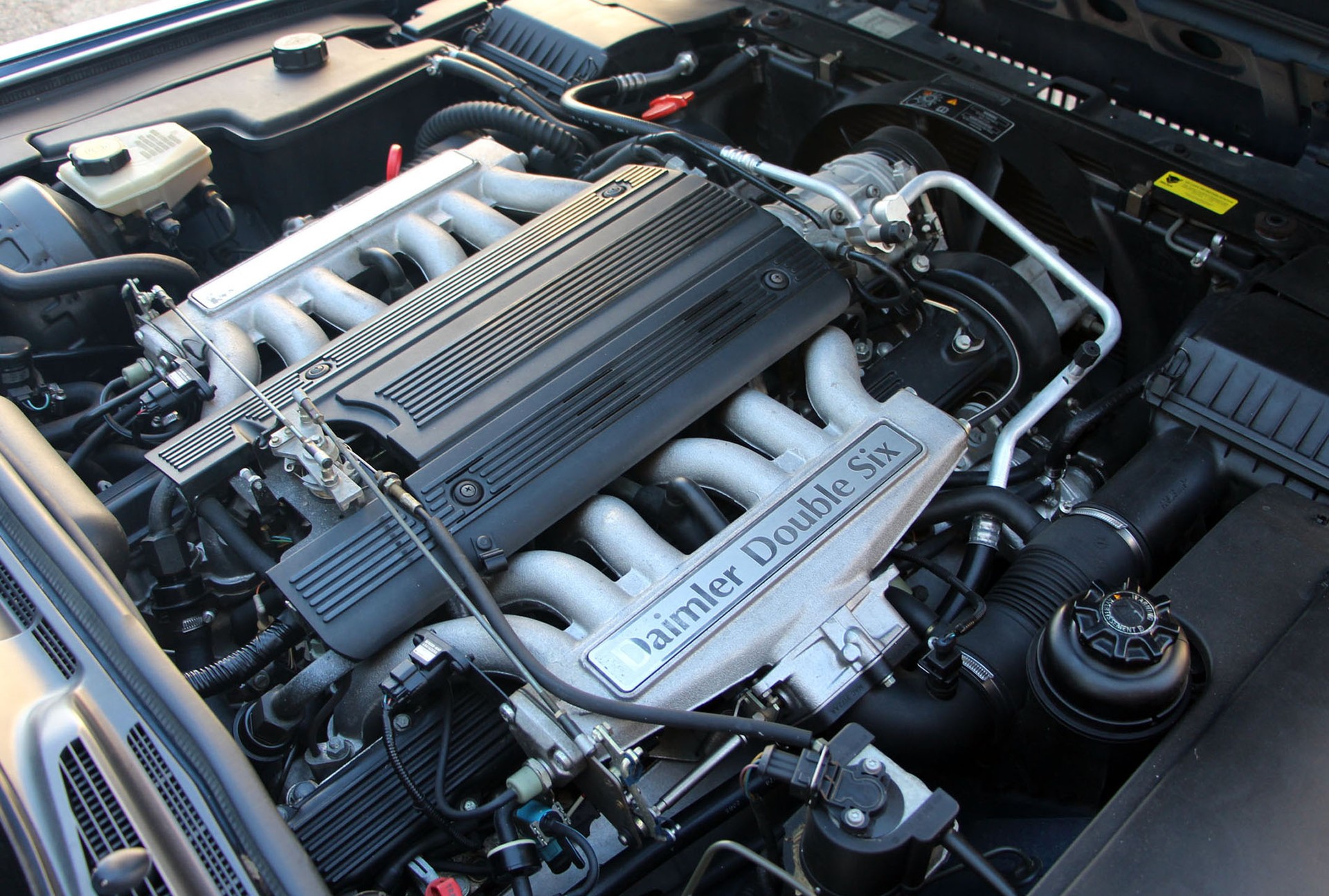 DAIMLER 6.0 Double Six-image-17