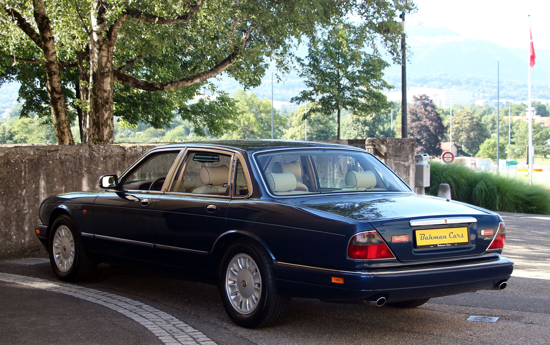 DAIMLER 6.0 Double Six-showroom-element-1