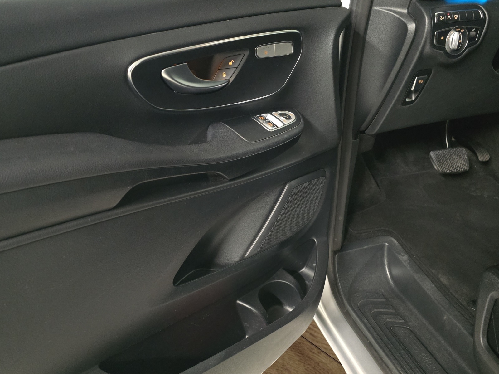 MERCEDES-BENZ V 220 d Trend lang 9G-Tronic 4MATIC-image-21