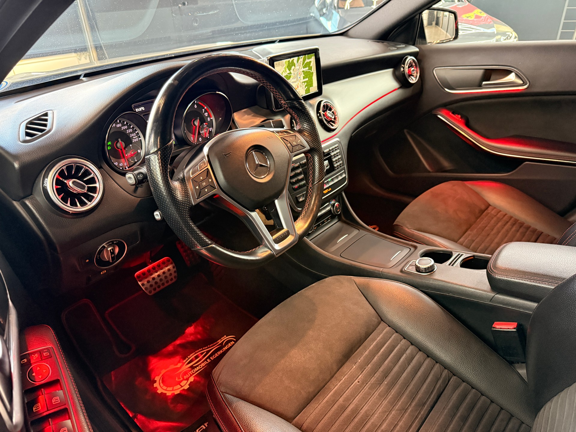 MERCEDES-BENZ GLA 250 AMG Line 4m-image-8