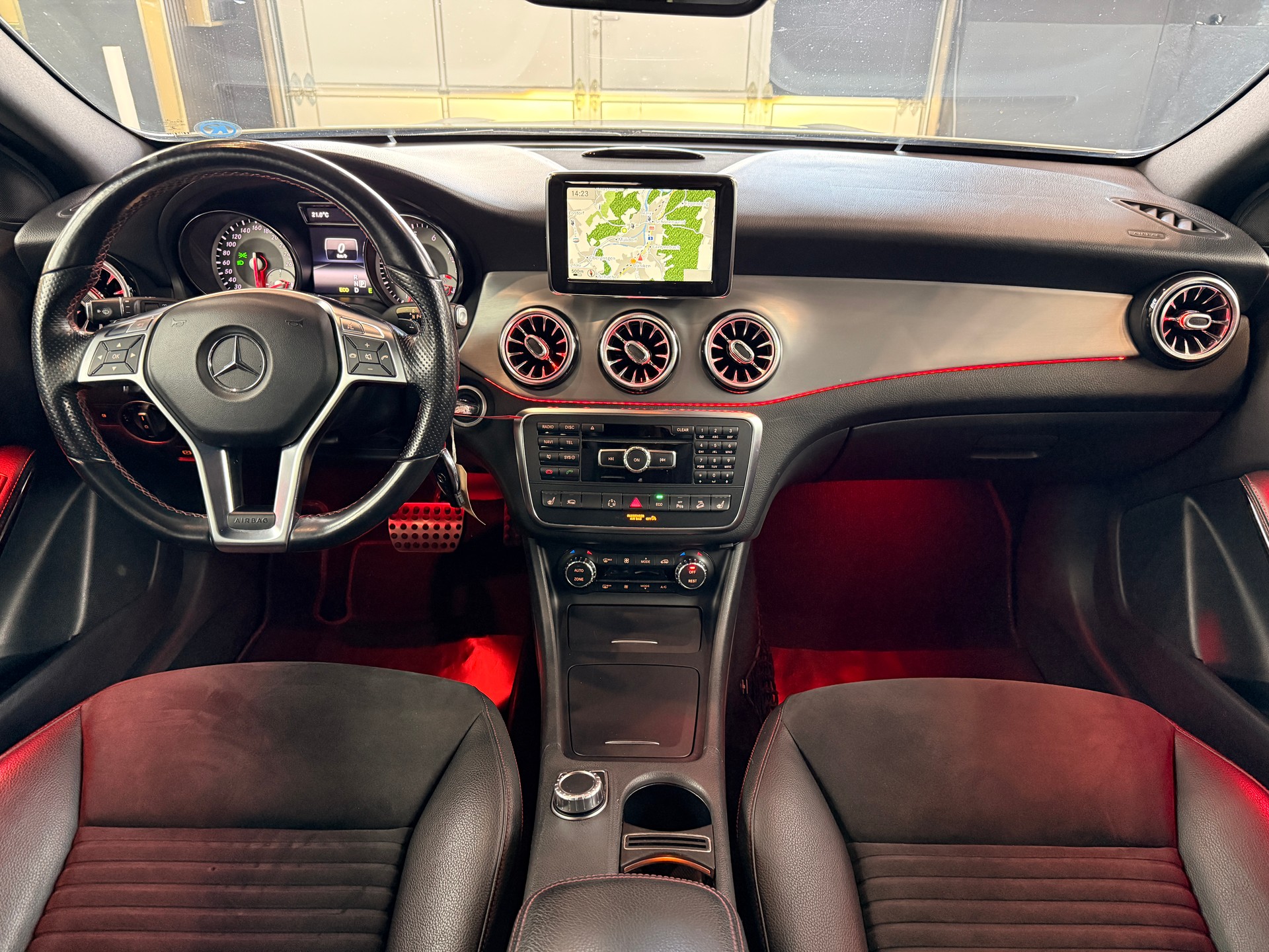 MERCEDES-BENZ GLA 250 AMG Line 4m-image-12