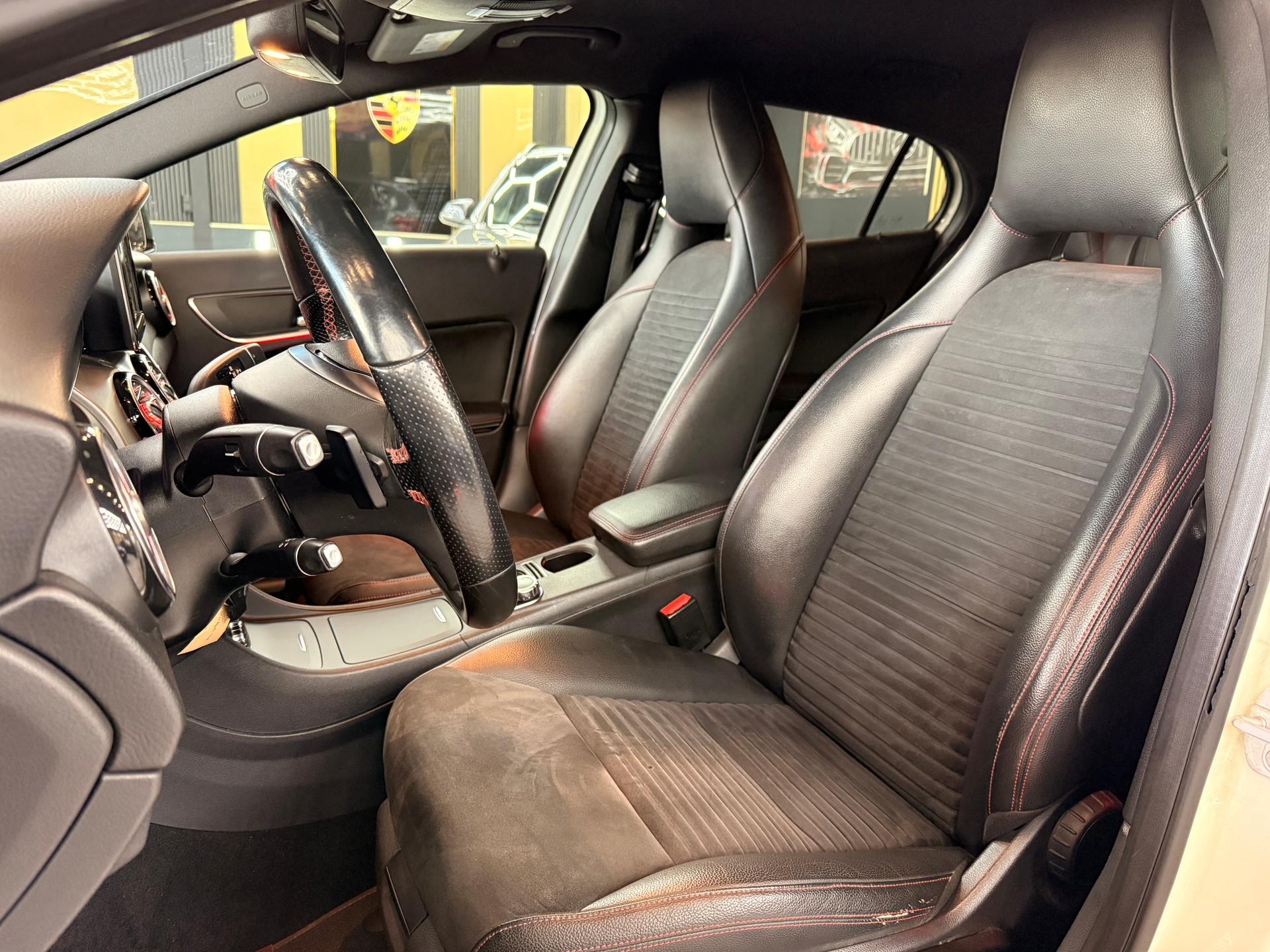 MERCEDES-BENZ GLA 250 AMG Line 4m-image-9