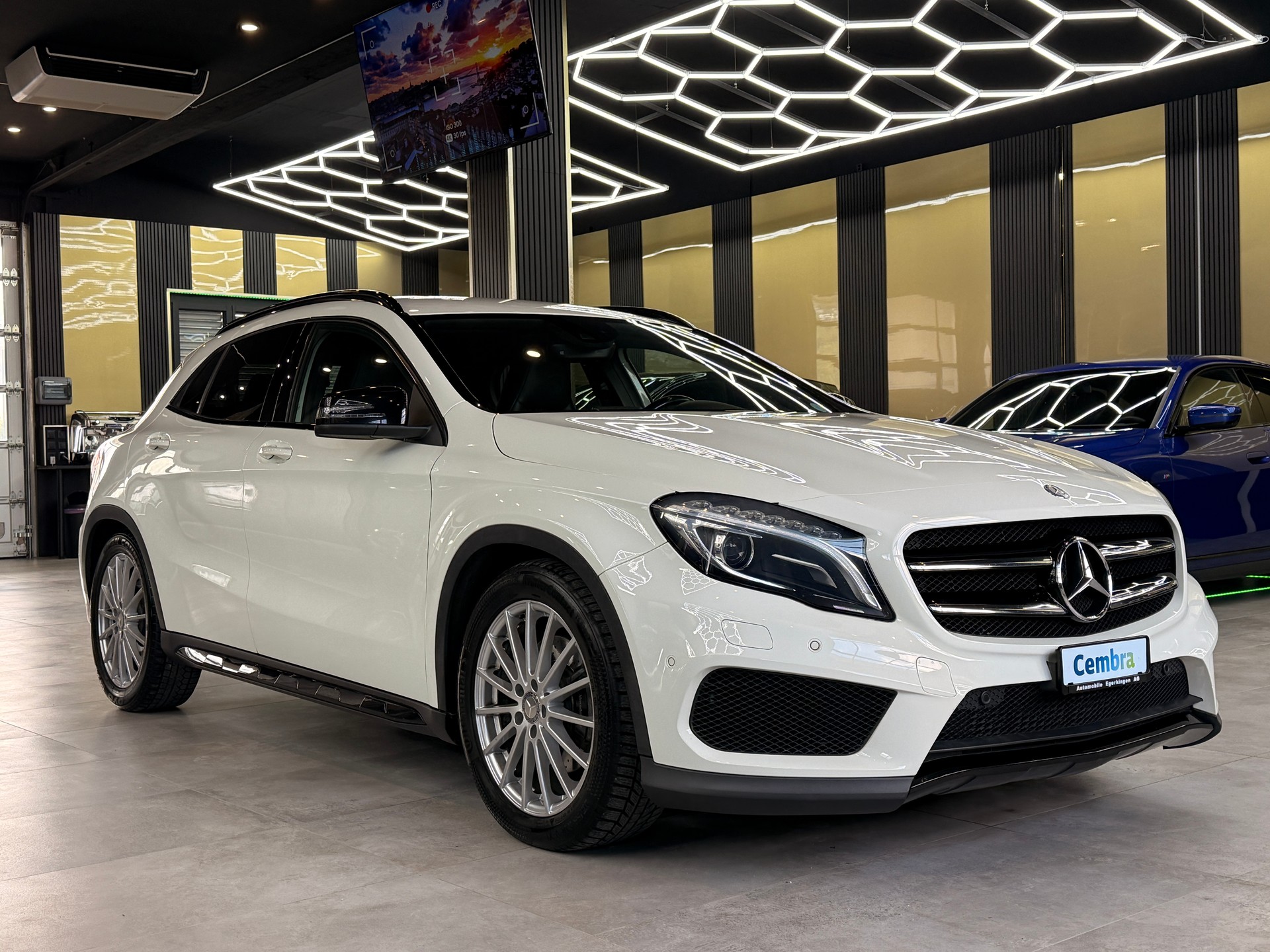 MERCEDES-BENZ GLA 250 AMG Line 4m-showroom-element-2