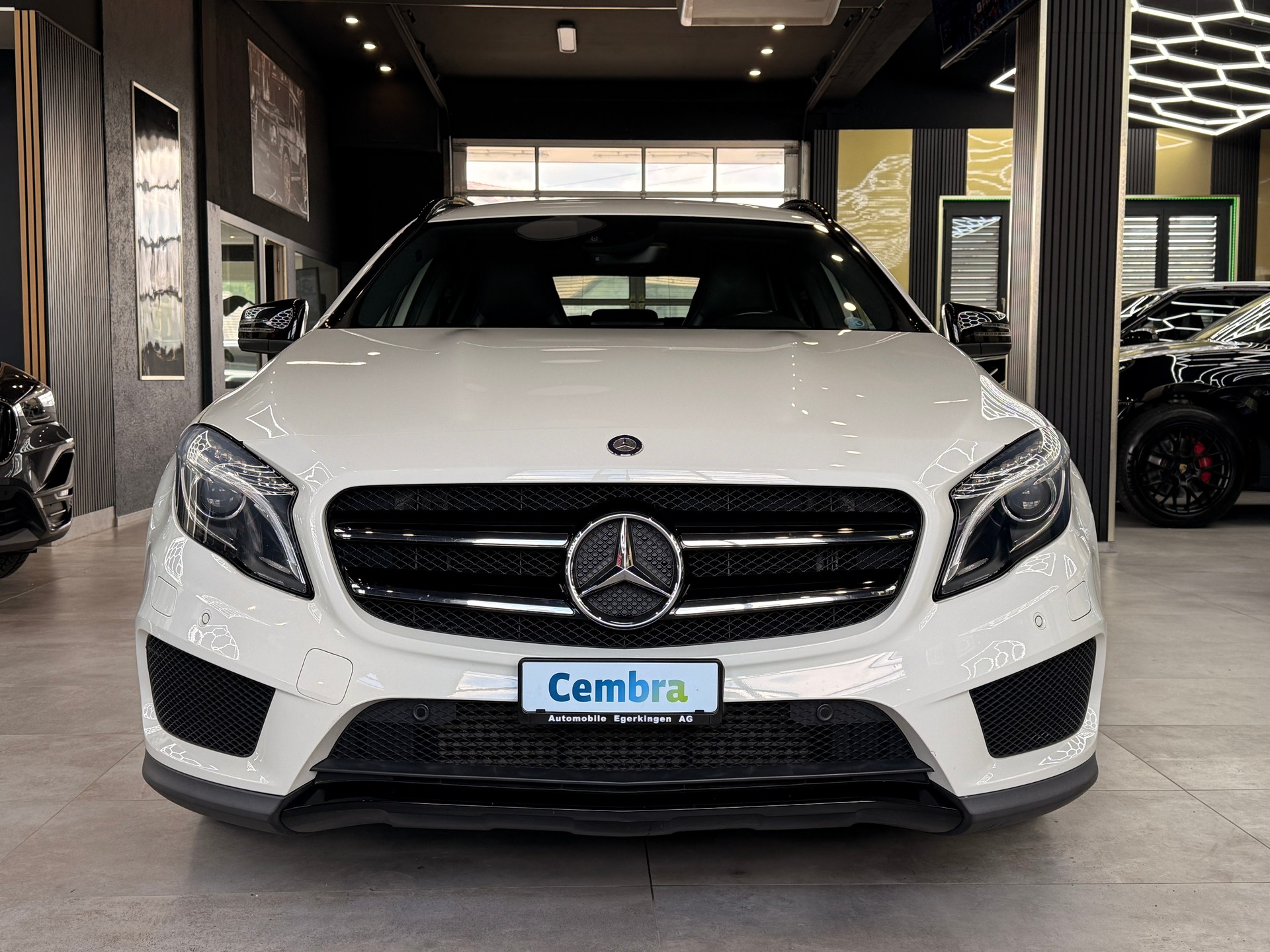 MERCEDES-BENZ GLA 250 AMG Line 4m-showroom-element-1
