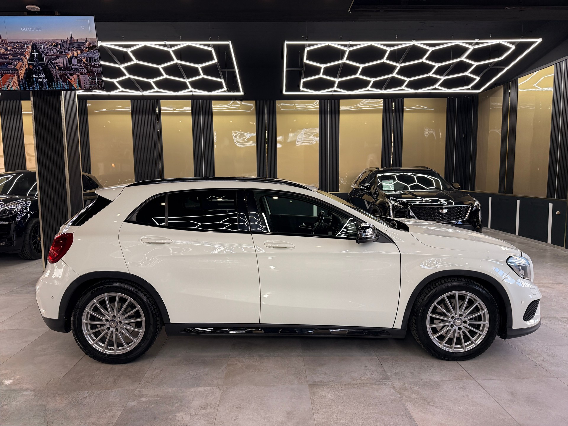 MERCEDES-BENZ GLA 250 AMG Line 4m-showroom-element-3