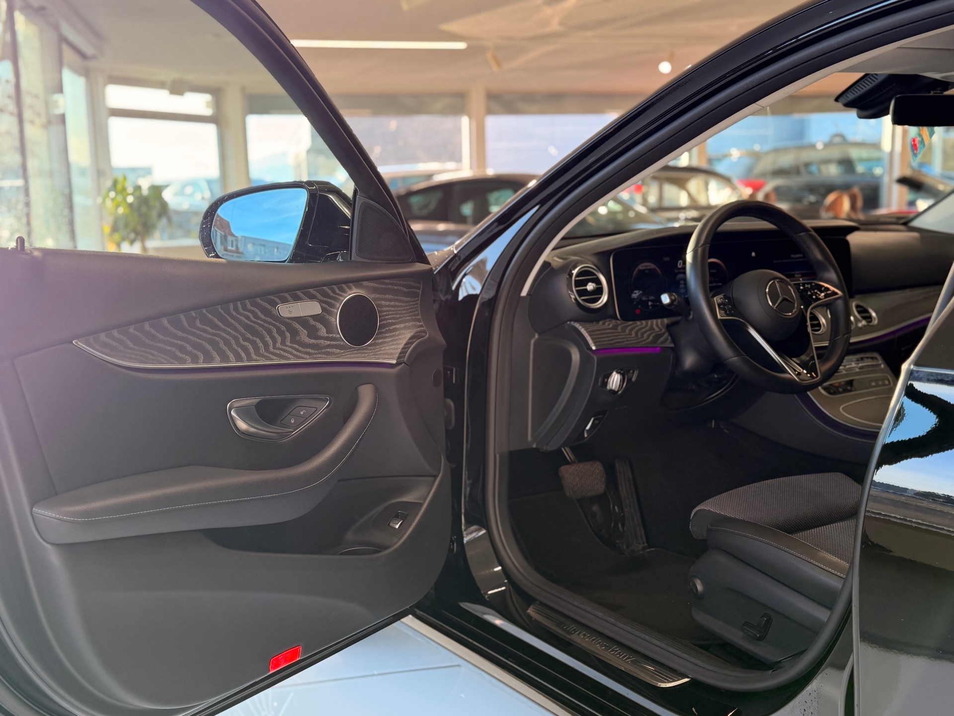 MERCEDES-BENZ E 200 d Avantgarde 9G-Tronic-image-15