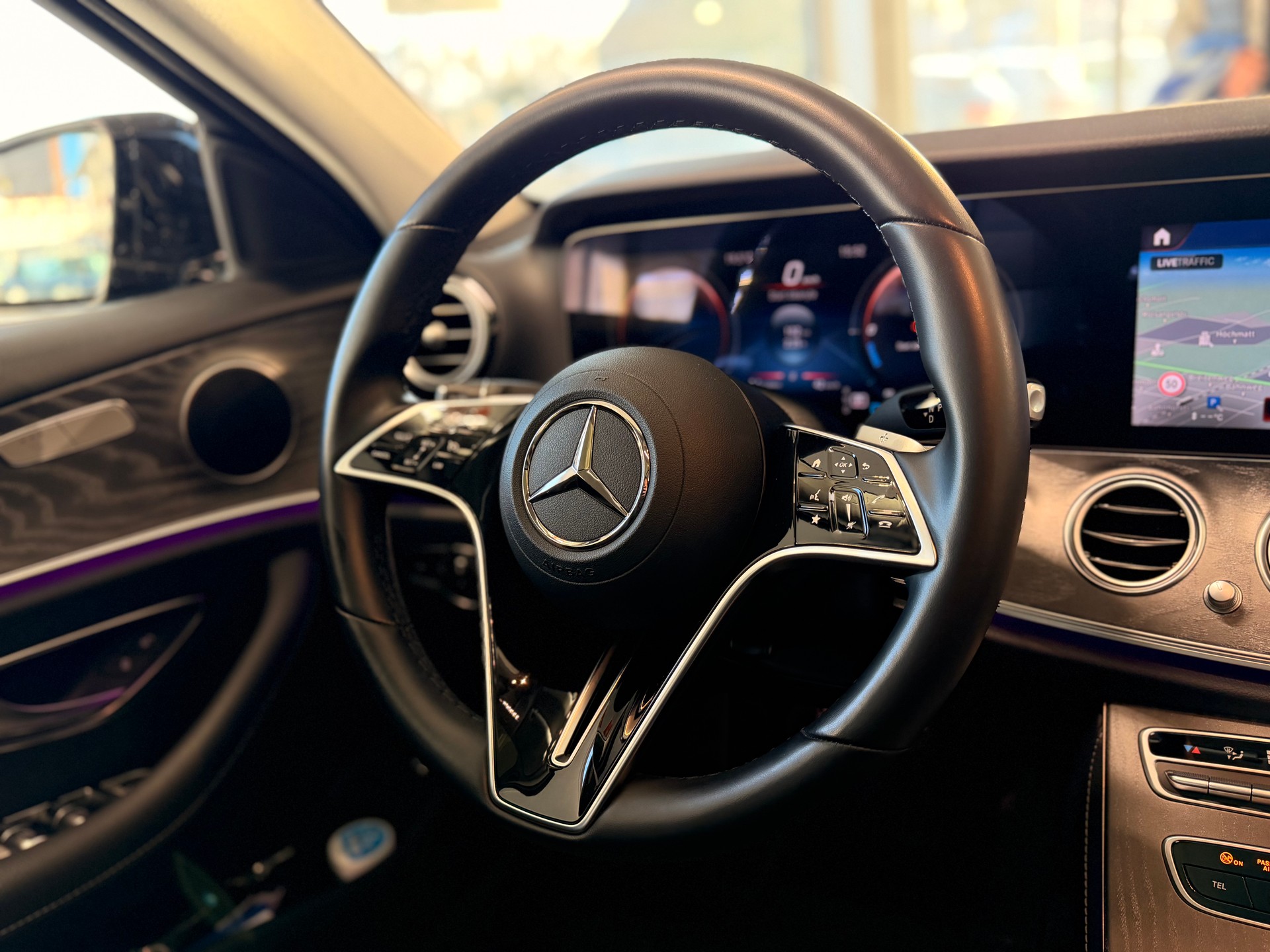 MERCEDES-BENZ E 200 d Avantgarde 9G-Tronic-image-26