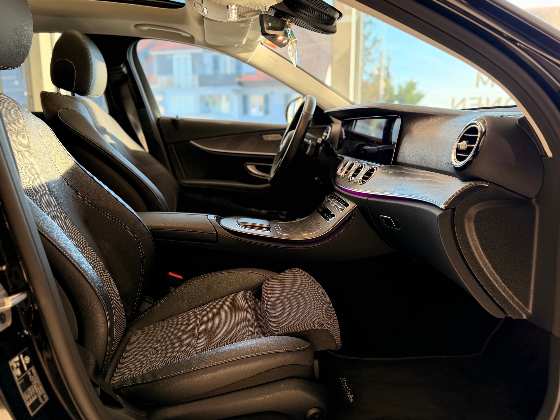 MERCEDES-BENZ E 200 d Avantgarde 9G-Tronic-image-23
