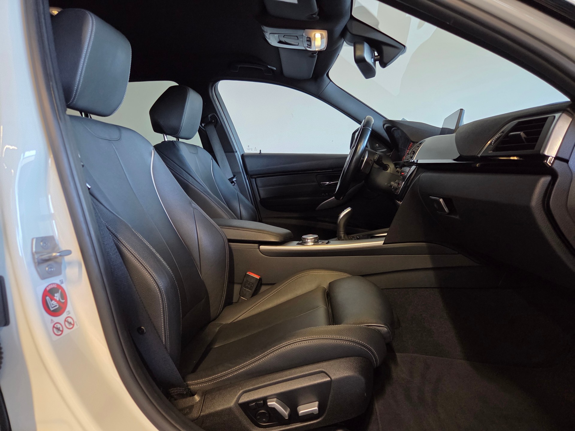 BMW 335d xDrive M-Sport Touring-image-17