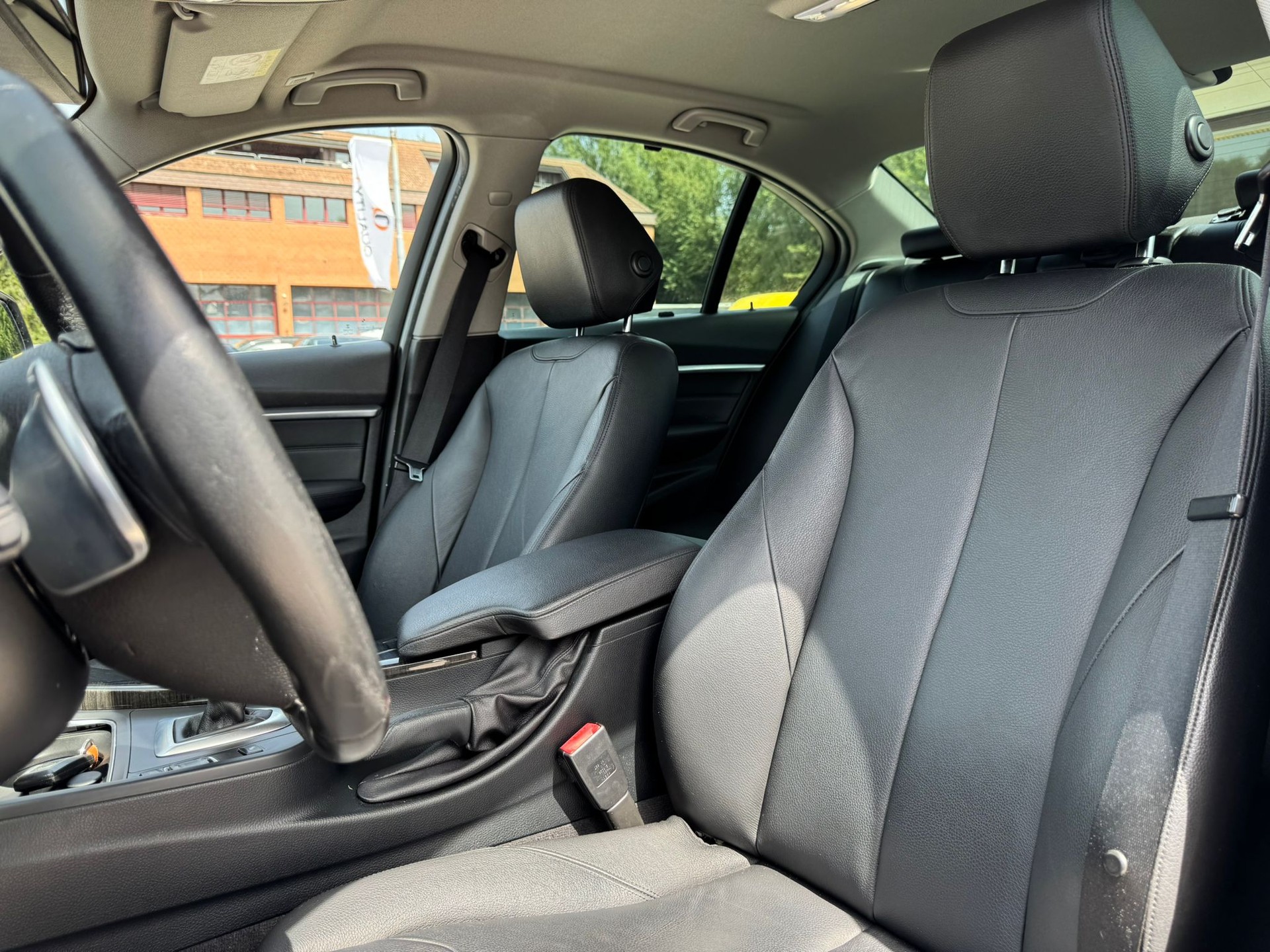 BMW 320d xDrive Luxury Line Steptronic-image-16