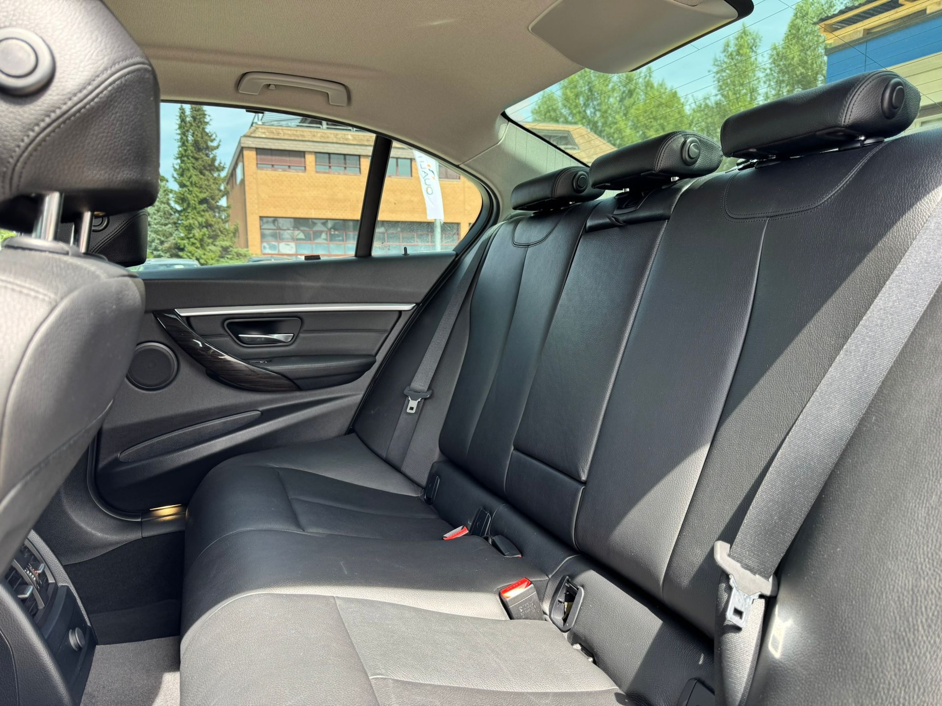BMW 320d xDrive Luxury Line Steptronic-image-9
