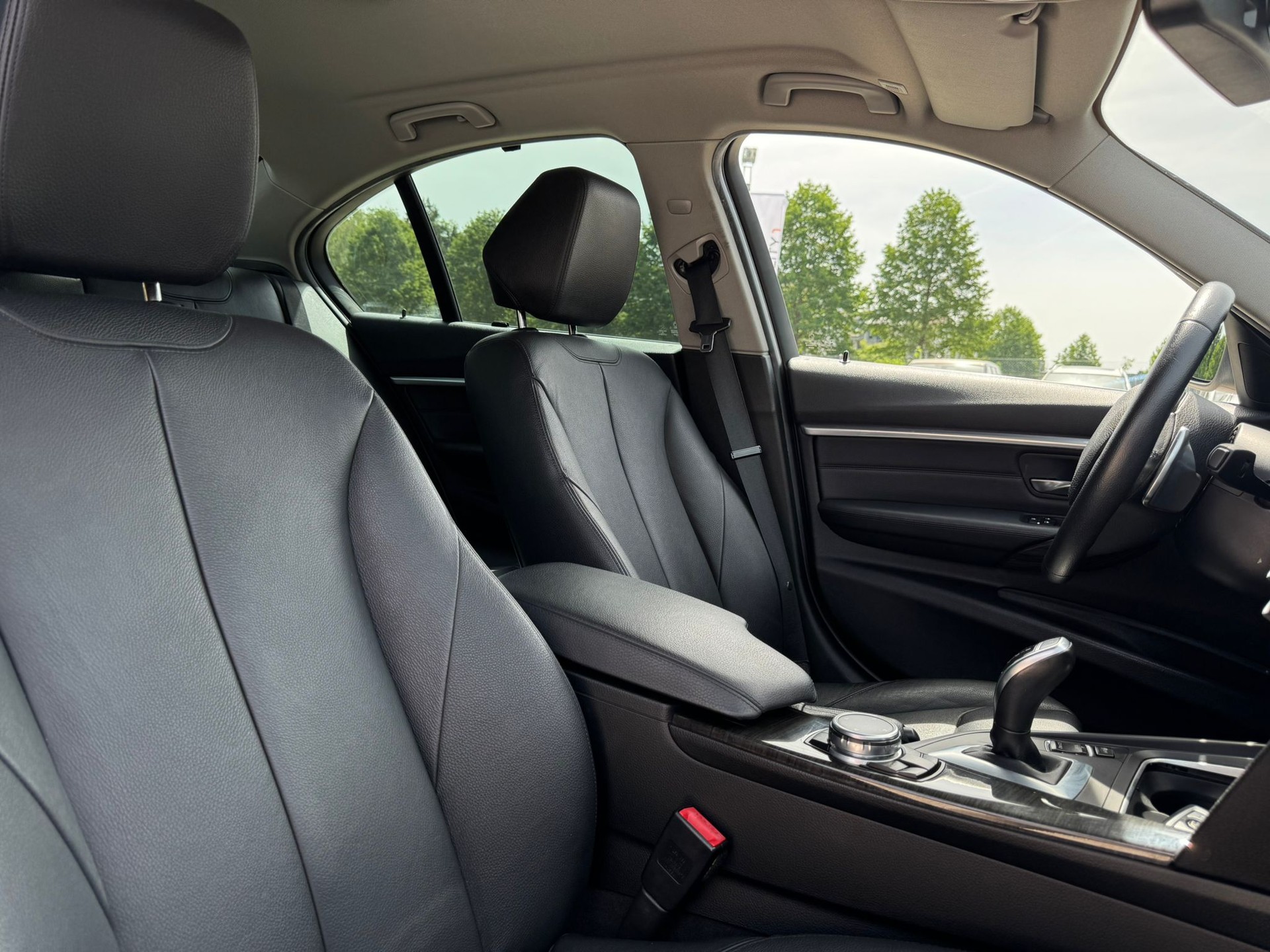 BMW 320d xDrive Luxury Line Steptronic-image-14