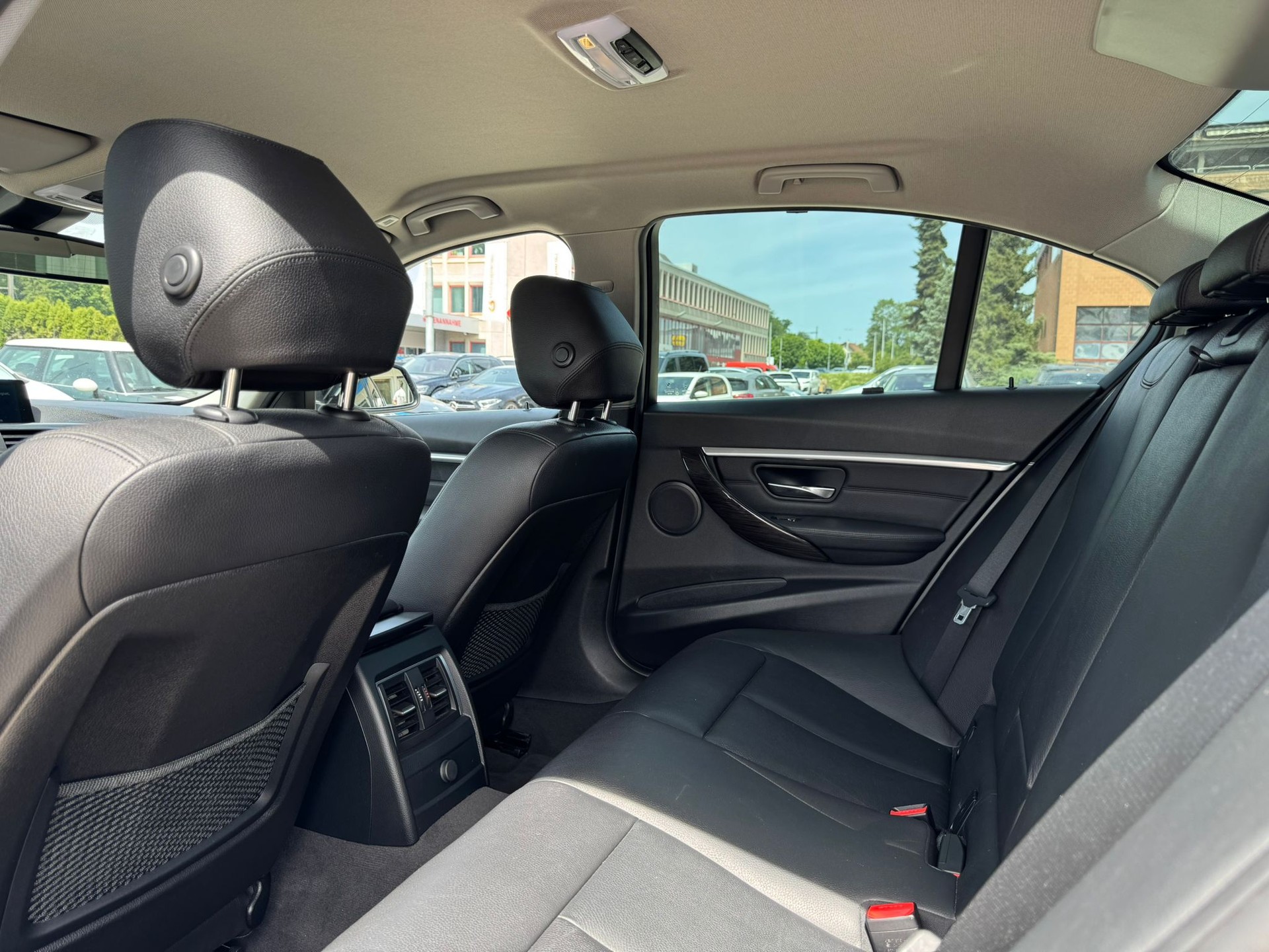 BMW 320d xDrive Luxury Line Steptronic-image-8